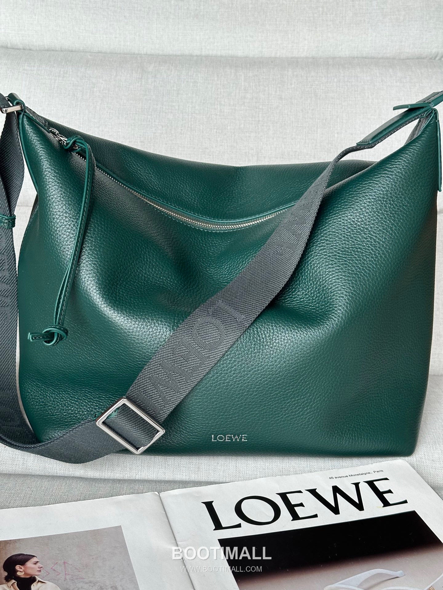 Loewe Cubi Grained Calfskin Leather Crossbody Bag 2201 로에베 큐비 그레인 카프스킨 레더 크로스 숄더백 44cm 1