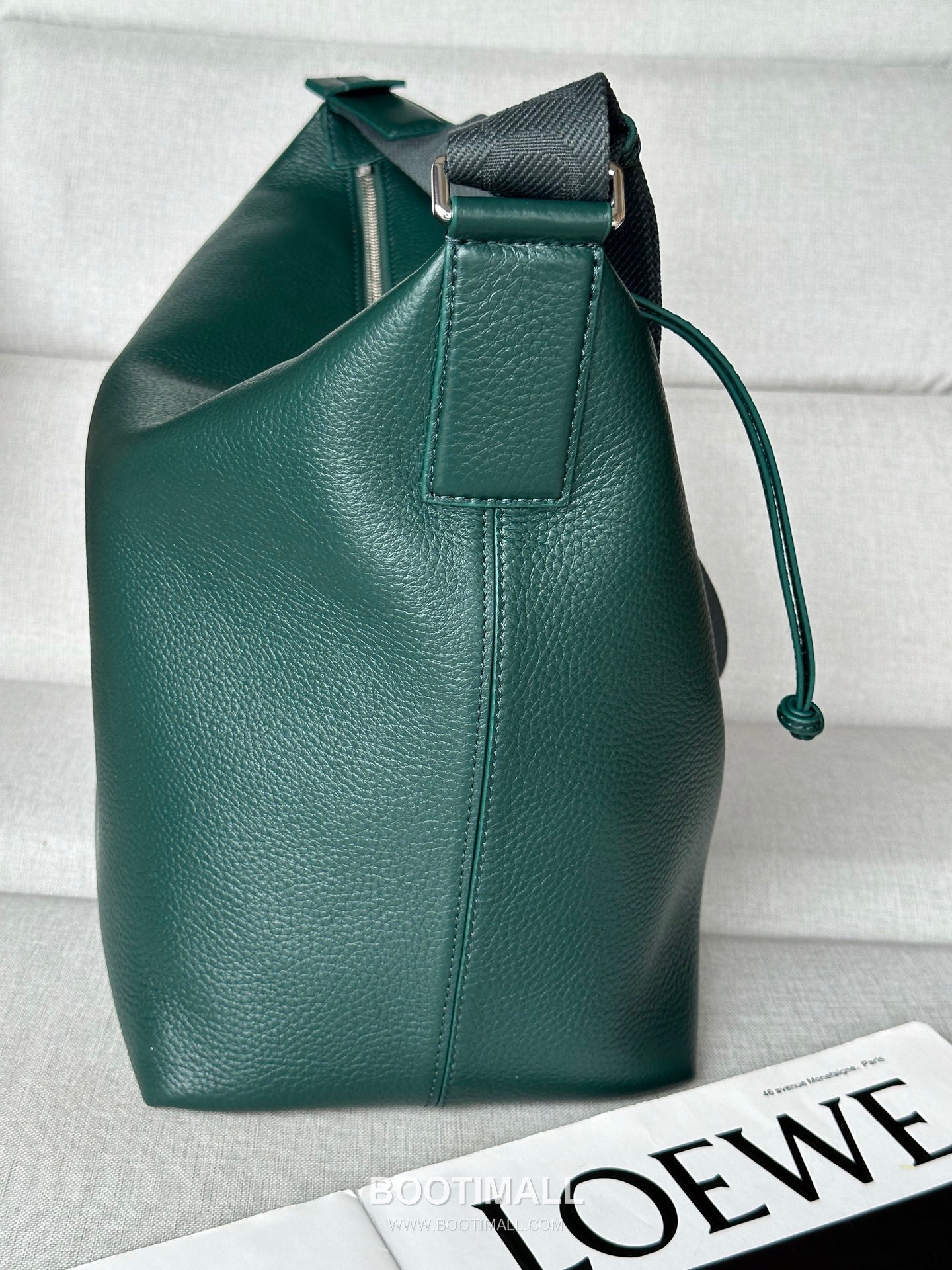 Loewe Cubi Grained Calfskin Leather Crossbody Bag 2201 로에베 큐비 그레인 카프스킨 레더 크로스 숄더백 44cm 3