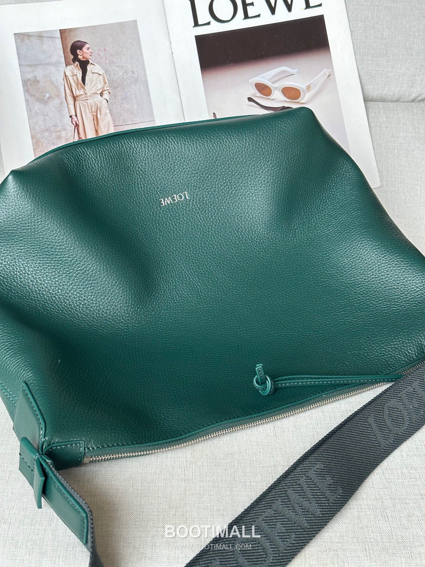 Loewe Cubi Grained Calfskin Leather Crossbody Bag 2201 로에베 큐비 그레인 카프스킨 레더 크로스 숄더백 44cm 7