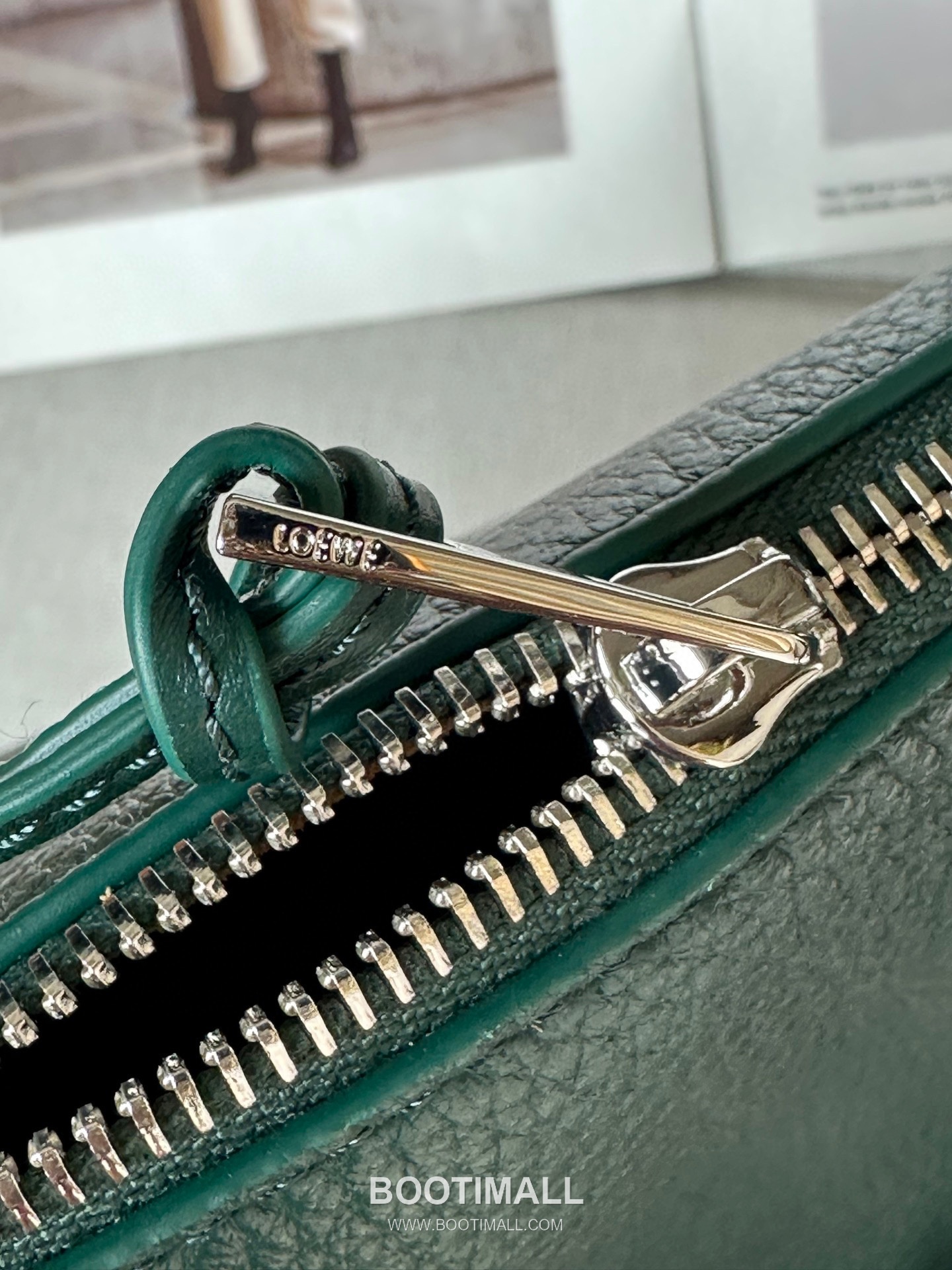 Loewe Cubi Grained Calfskin Leather Crossbody Bag 2201 로에베 큐비 그레인 카프스킨 레더 크로스 숄더백 44cm 8