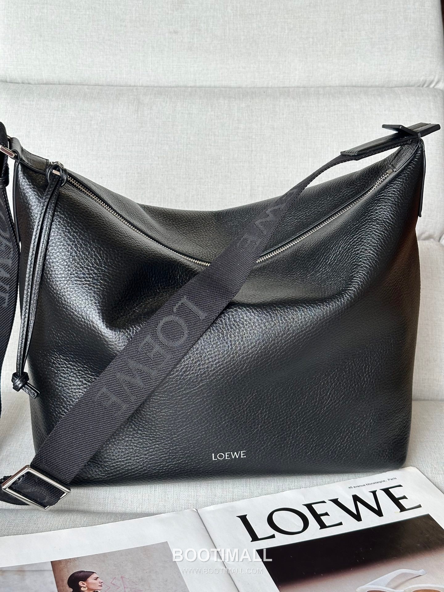 Loewe Cubi Grained Calfskin Leather Crossbody Bag 2201 로에베 큐비 그레인 카프스킨 레더 크로스 숄더백 44cm 1