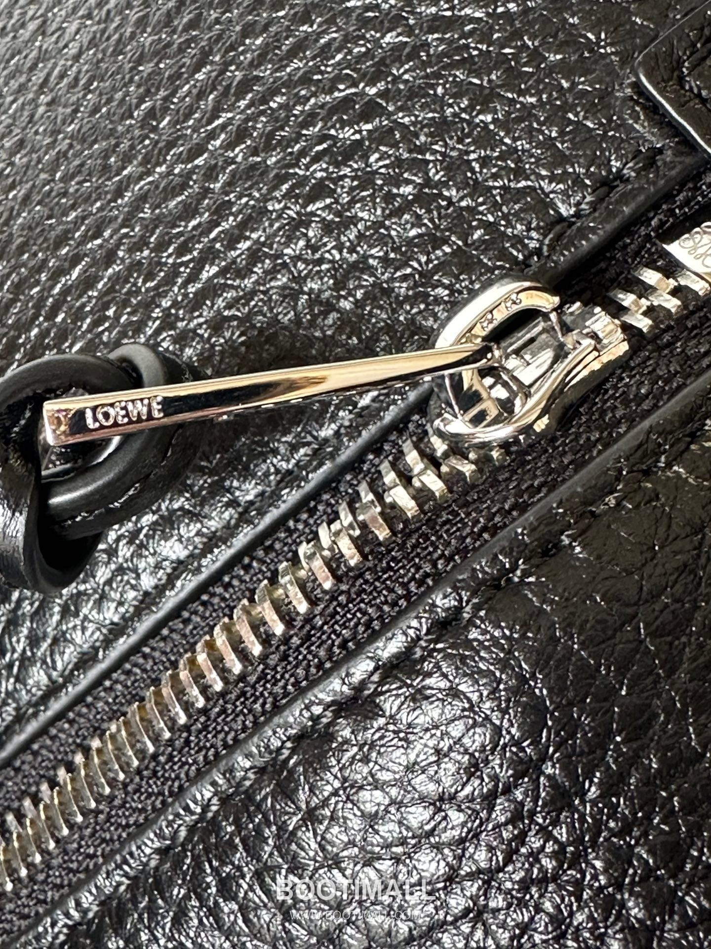 Loewe Cubi Grained Calfskin Leather Crossbody Bag 2201 로에베 큐비 그레인 카프스킨 레더 크로스 숄더백 44cm 9