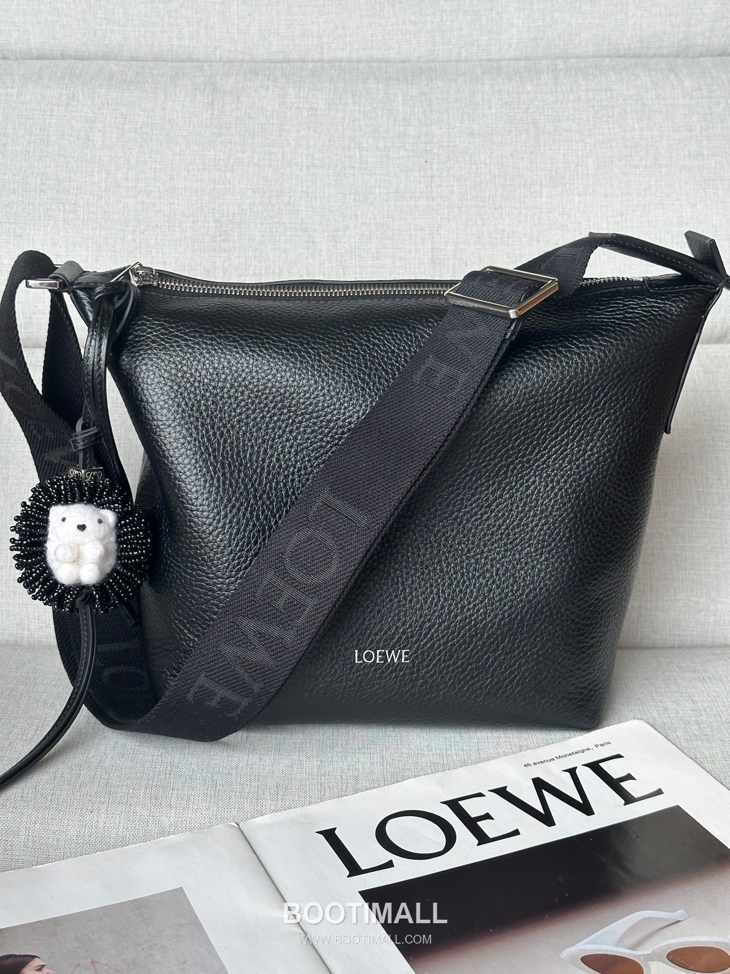 Loewe Cubi Grained Calfskin Leather Small Crossbody Bag 2201s 로에베 큐비 그레인 카프스킨 스몰 크로스 숄더백 29cm 1