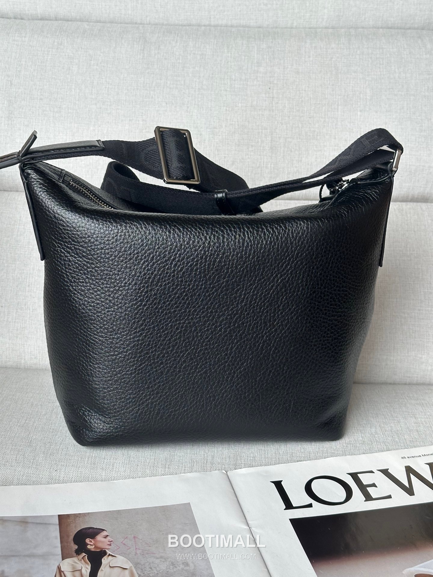 Loewe Cubi Grained Calfskin Leather Small Crossbody Bag 2201s 로에베 큐비 그레인 카프스킨 스몰 크로스 숄더백 29cm 3