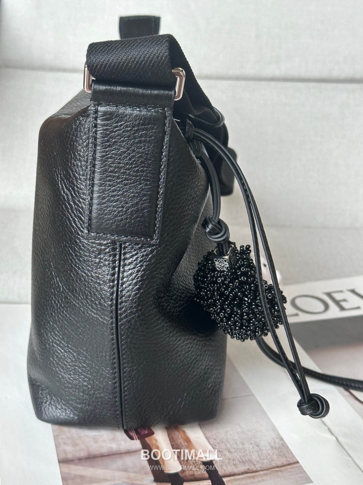 Loewe Cubi Grained Calfskin Leather Small Crossbody Bag 2201s 로에베 큐비 그레인 카프스킨 스몰 크로스 숄더백 29cm 4