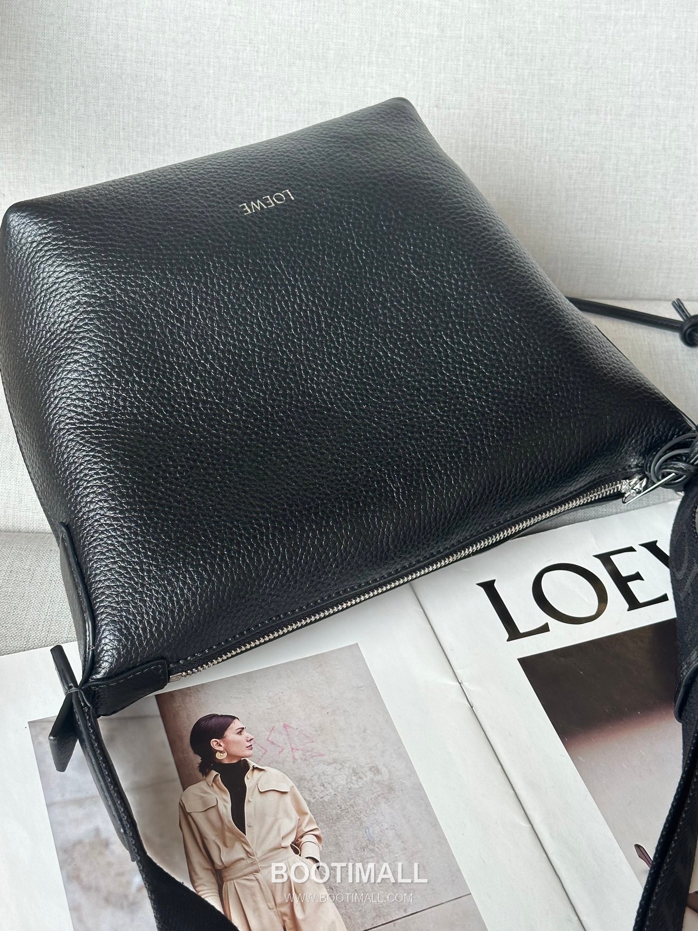 Loewe Cubi Grained Calfskin Leather Small Crossbody Bag 2201s 로에베 큐비 그레인 카프스킨 스몰 크로스 숄더백 29cm 6