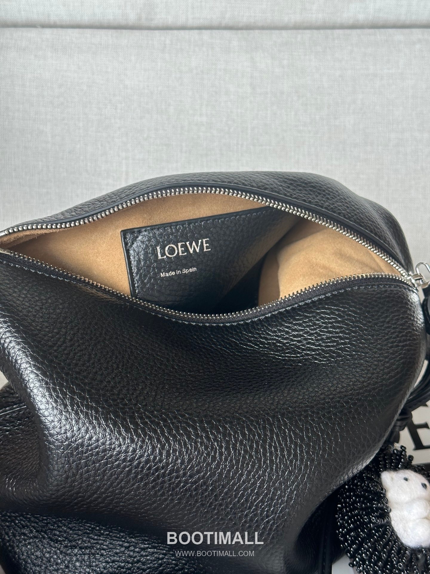Loewe Cubi Grained Calfskin Leather Small Crossbody Bag 2201s 로에베 큐비 그레인 카프스킨 스몰 크로스 숄더백 29cm 8