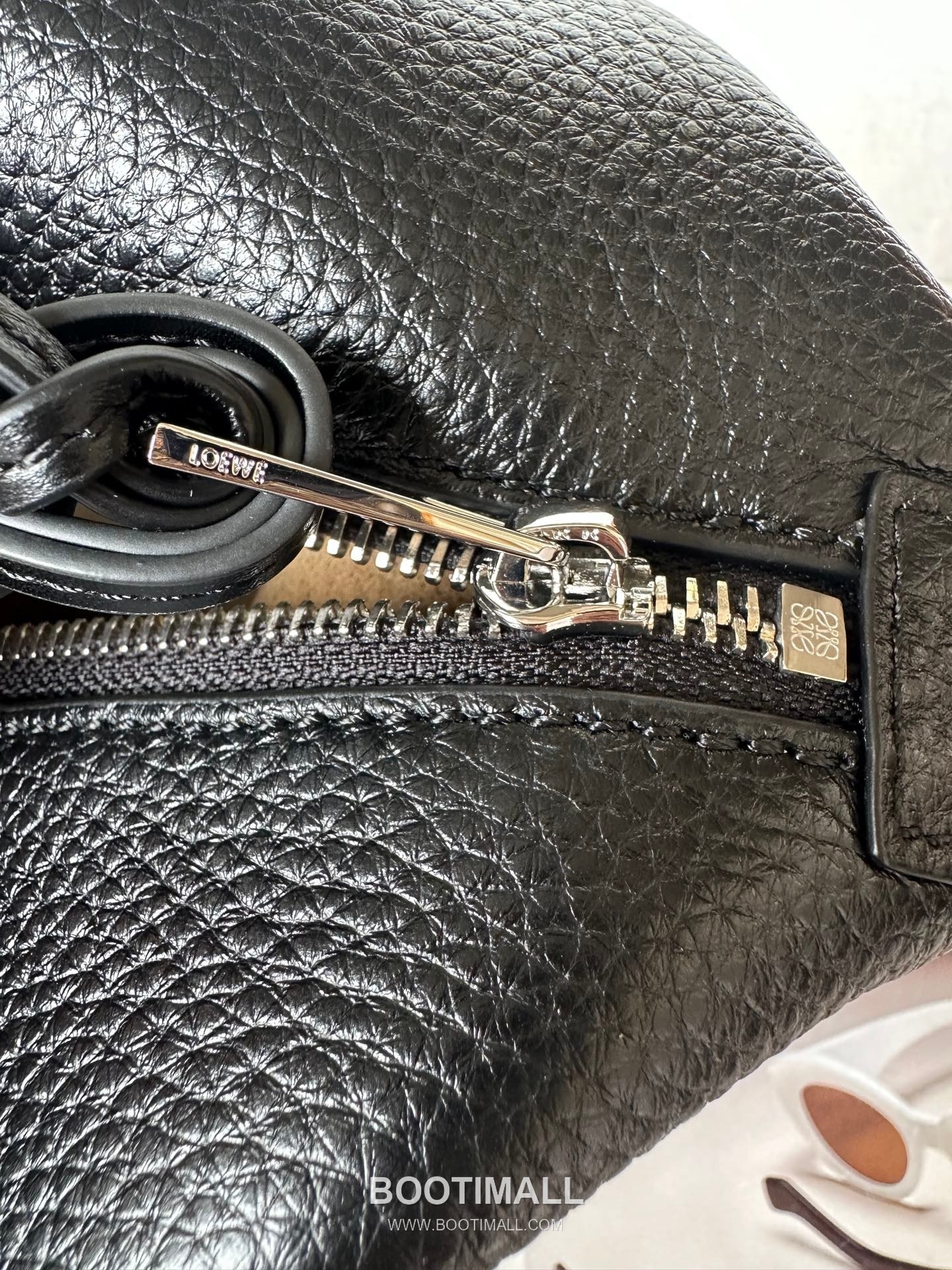 Loewe Cubi Grained Calfskin Leather Small Crossbody Bag 2201s 로에베 큐비 그레인 카프스킨 스몰 크로스 숄더백 29cm 9