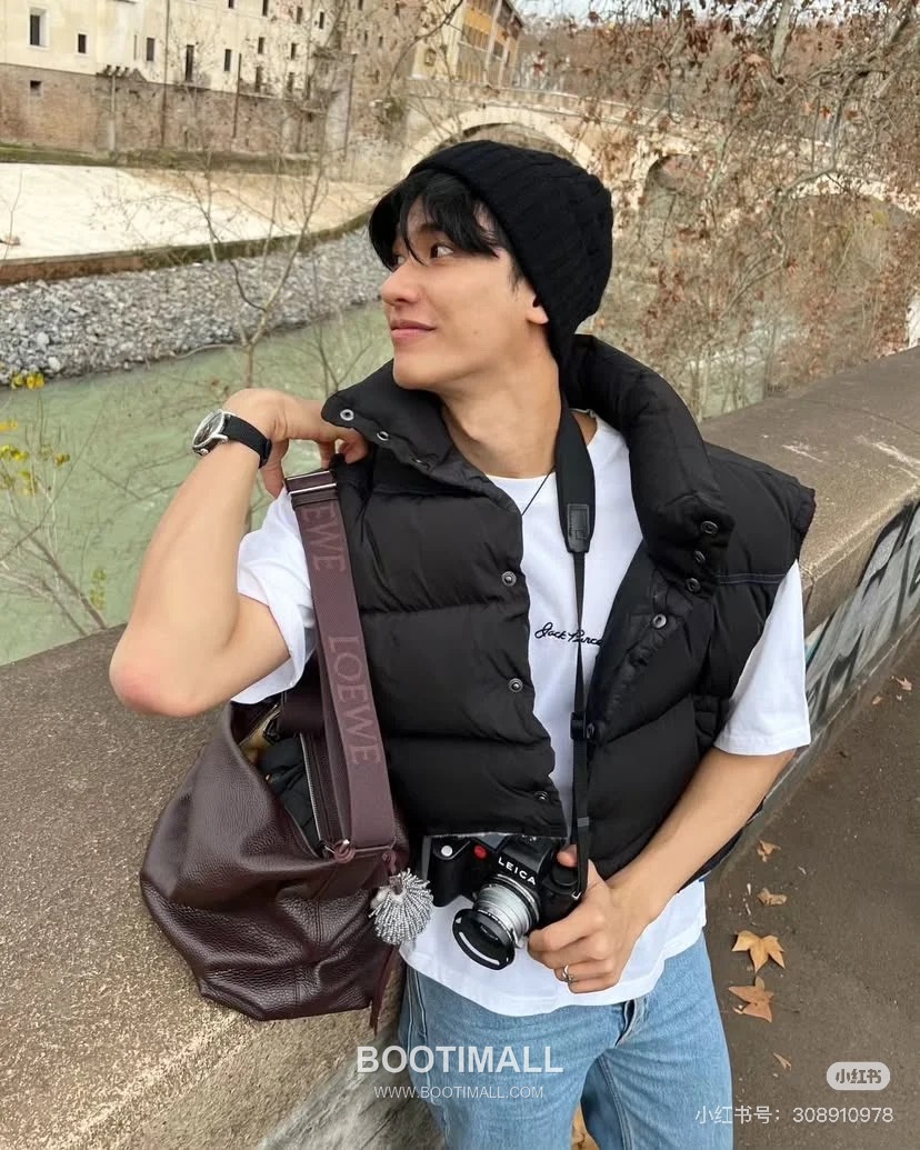 Loewe Cubi Grained Calfskin Leather Small Crossbody Bag 2201s 로에베 큐비 그레인 카프스킨 스몰 크로스 숄더백 29cm 1