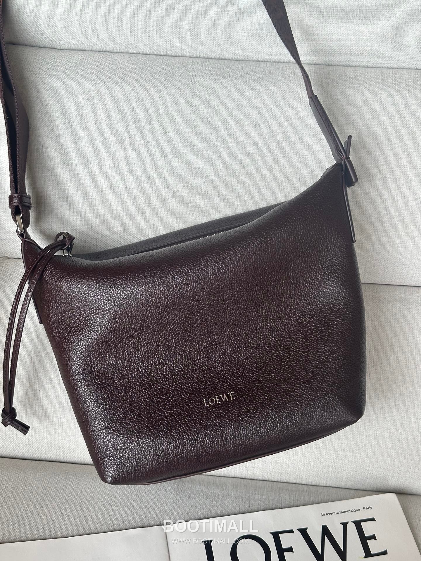 Loewe Cubi Grained Calfskin Leather Small Crossbody Bag 2201s 로에베 큐비 그레인 카프스킨 스몰 크로스 숄더백 29cm 10