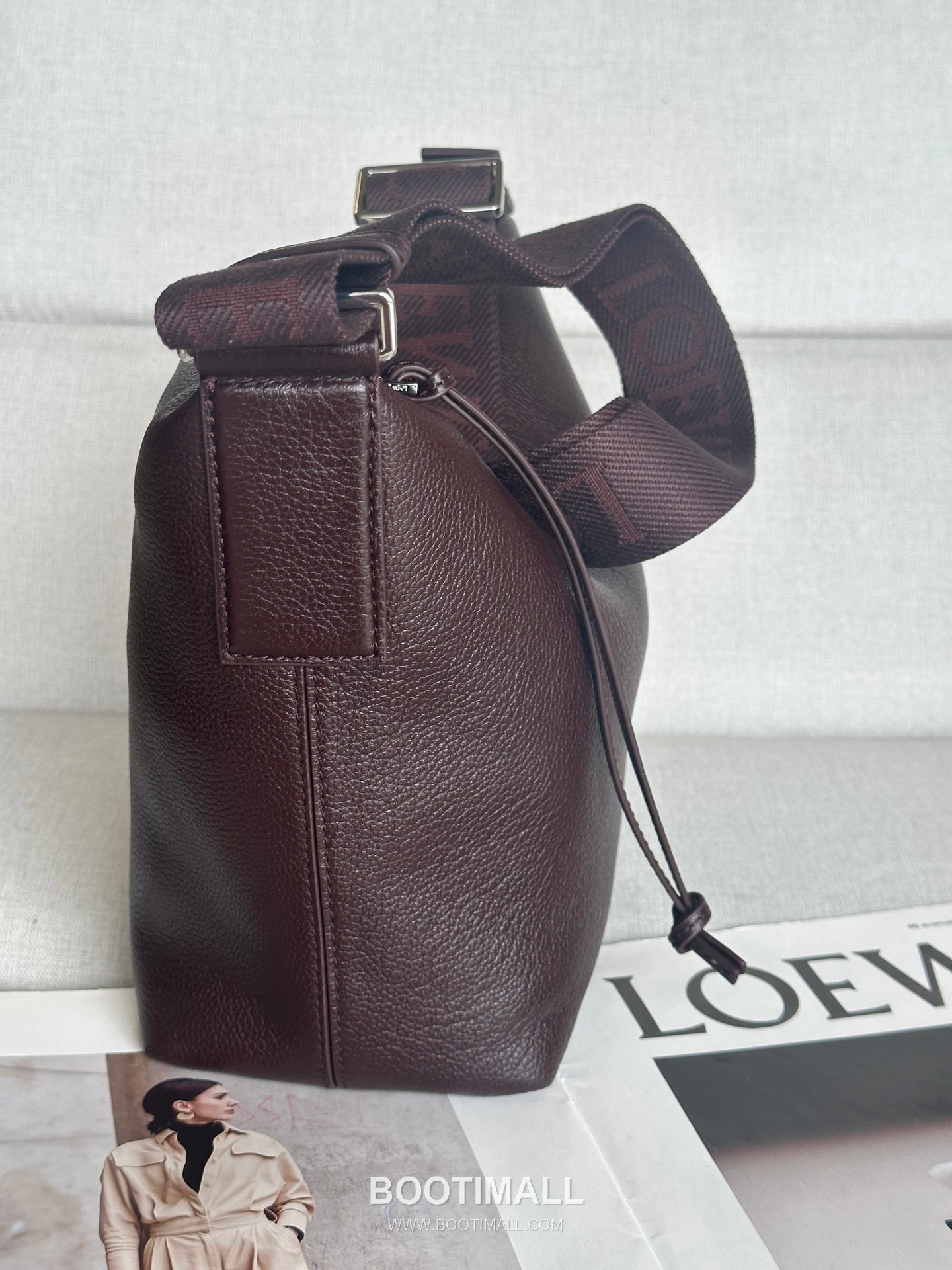 Loewe Cubi Grained Calfskin Leather Small Crossbody Bag 2201s 로에베 큐비 그레인 카프스킨 스몰 크로스 숄더백 29cm 11