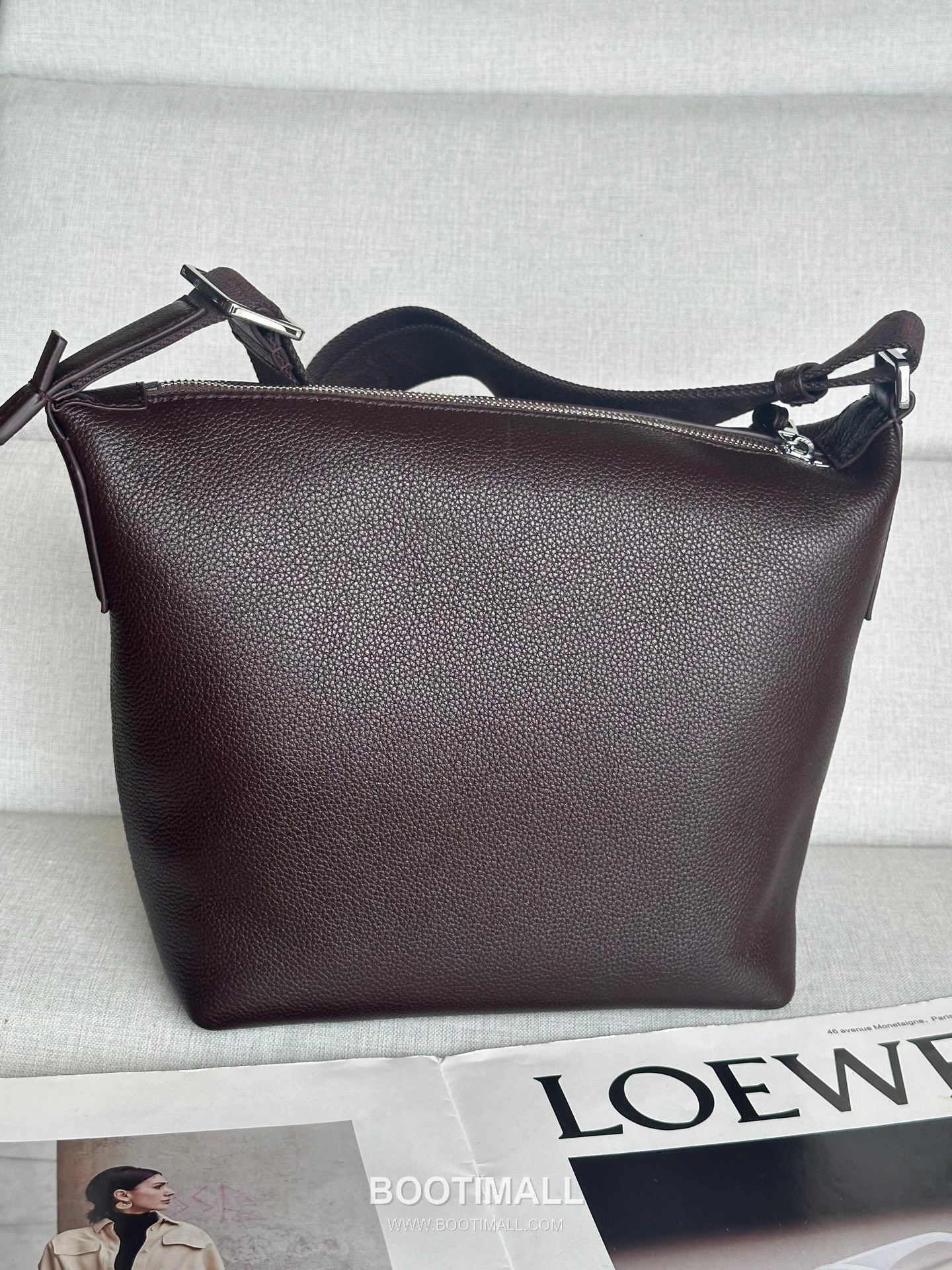 Loewe Cubi Grained Calfskin Leather Small Crossbody Bag 2201s 로에베 큐비 그레인 카프스킨 스몰 크로스 숄더백 29cm 12