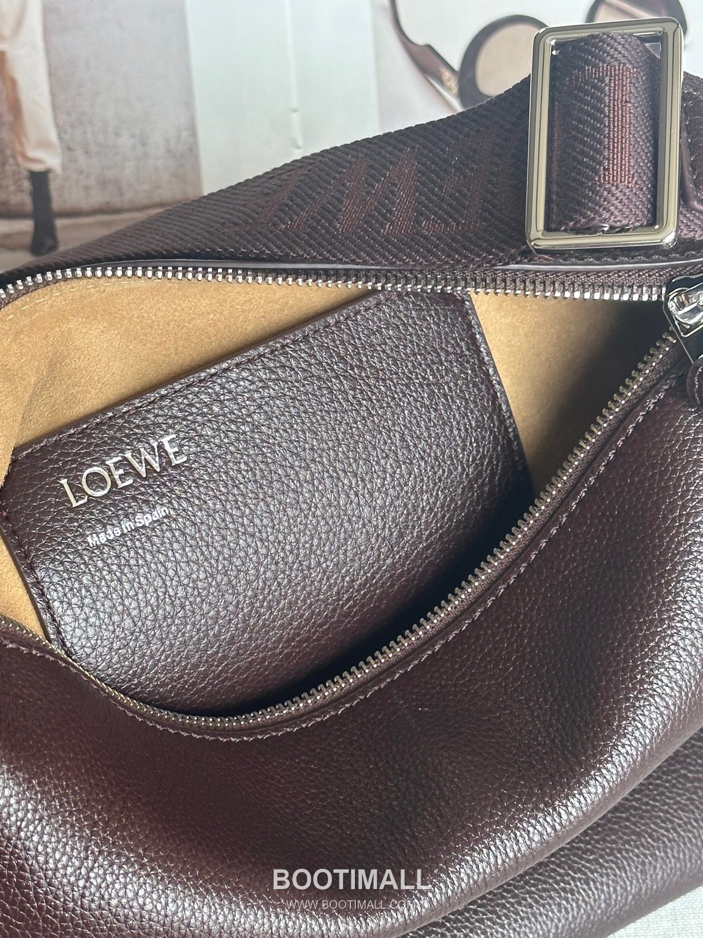 Loewe Cubi Grained Calfskin Leather Small Crossbody Bag 2201s 로에베 큐비 그레인 카프스킨 스몰 크로스 숄더백 29cm 16