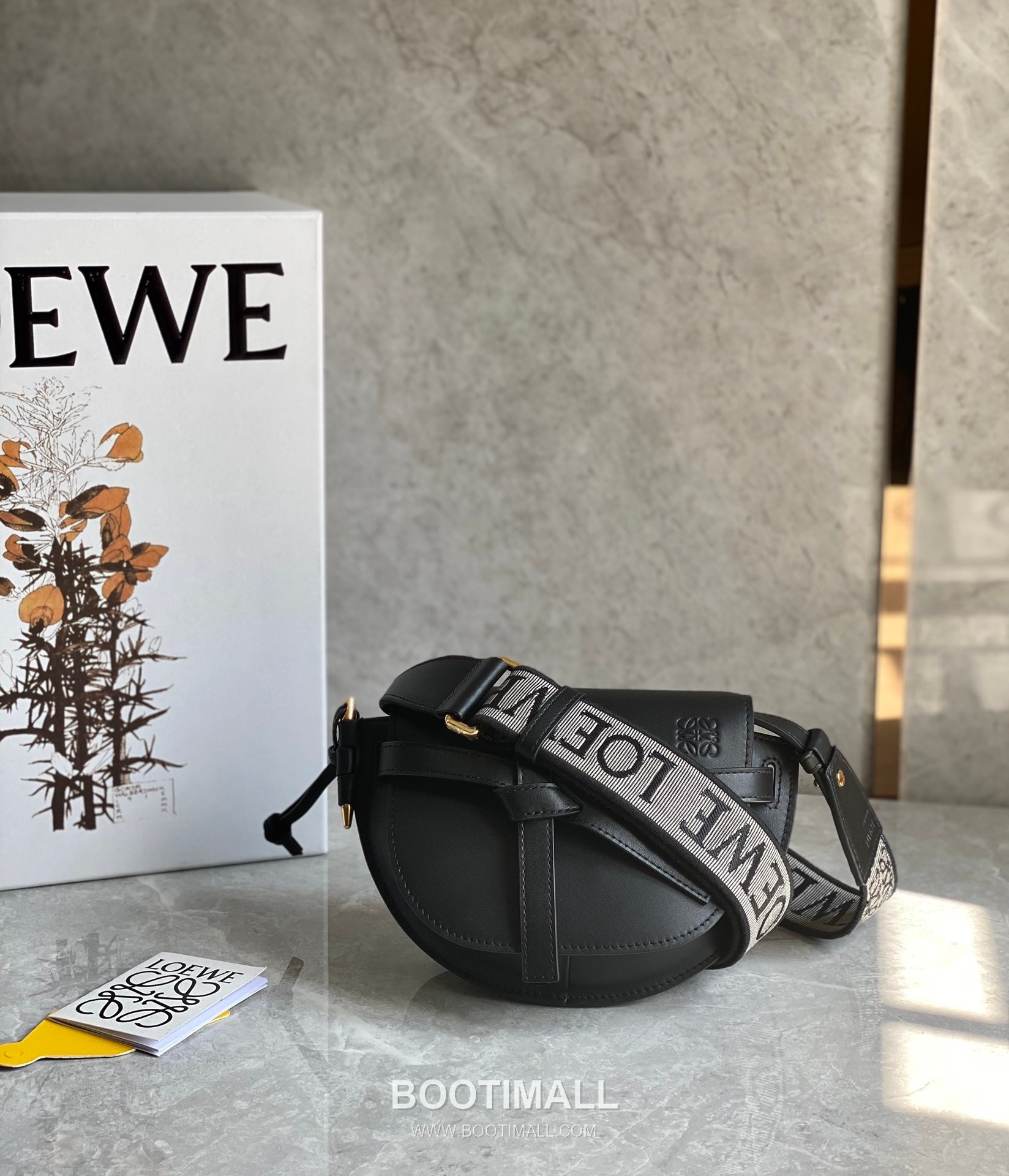 Loewe Mini Gate Dual Calfskin Leather Embroidered Strap Shoulder Bag 10121 로에베 미니 게이트 듀얼 카프스킨 자수 스트랩 숄더 크로스백 21cm 1