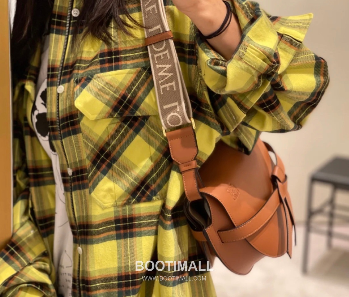 Loewe Gate Dual Calfskin Leather Embroidered Strap Shoulder Bag 10183 로에베 게이트 듀얼 카프스킨 자수 스트랩 숄더 크로스백 25cm 17