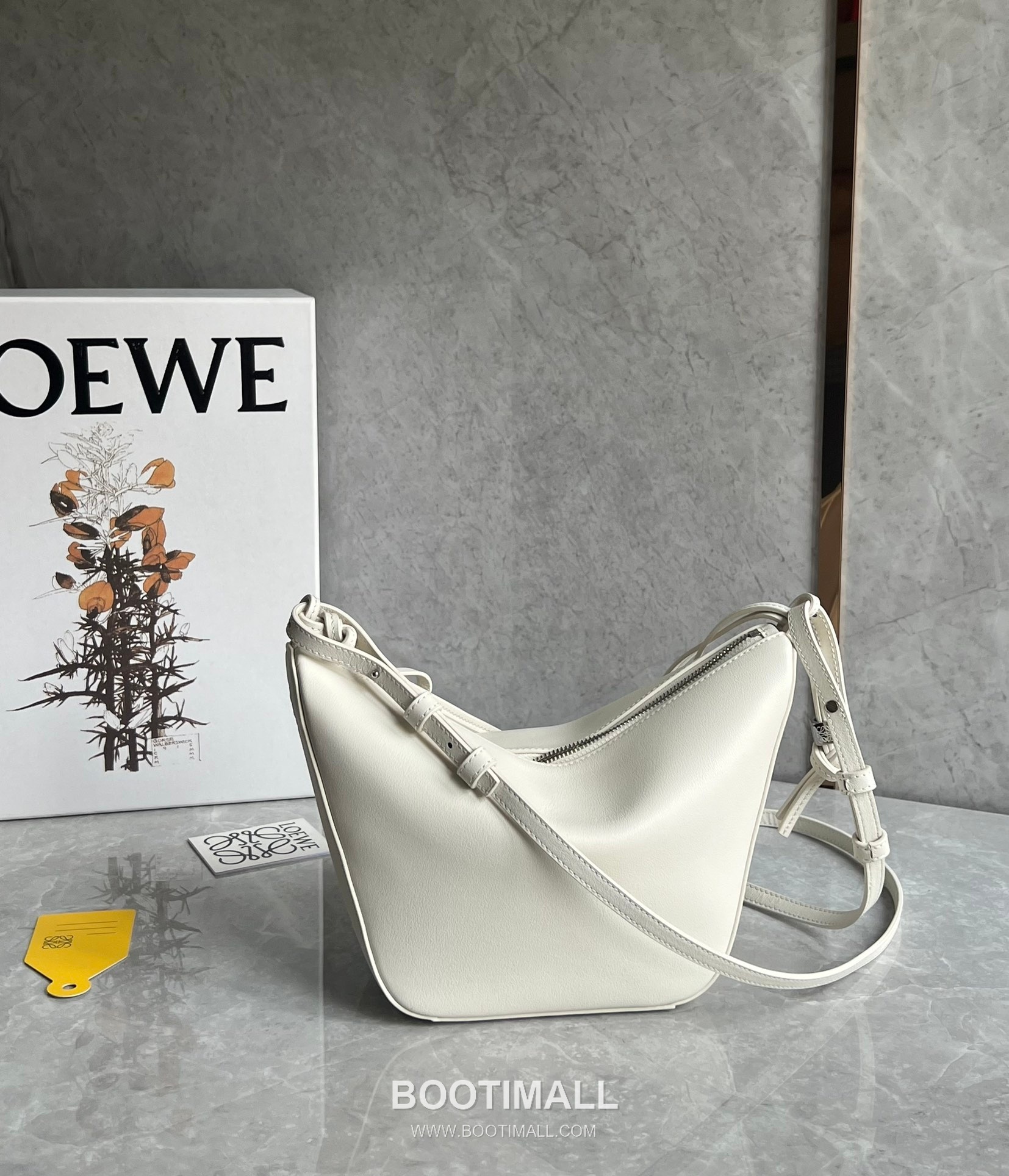 Loewe Hammock Calfskin Leather Hobo Shoulder Bag 263317 로에베 해먹 카프스킨 레더 호보 숄더 크로스백 28cm 10