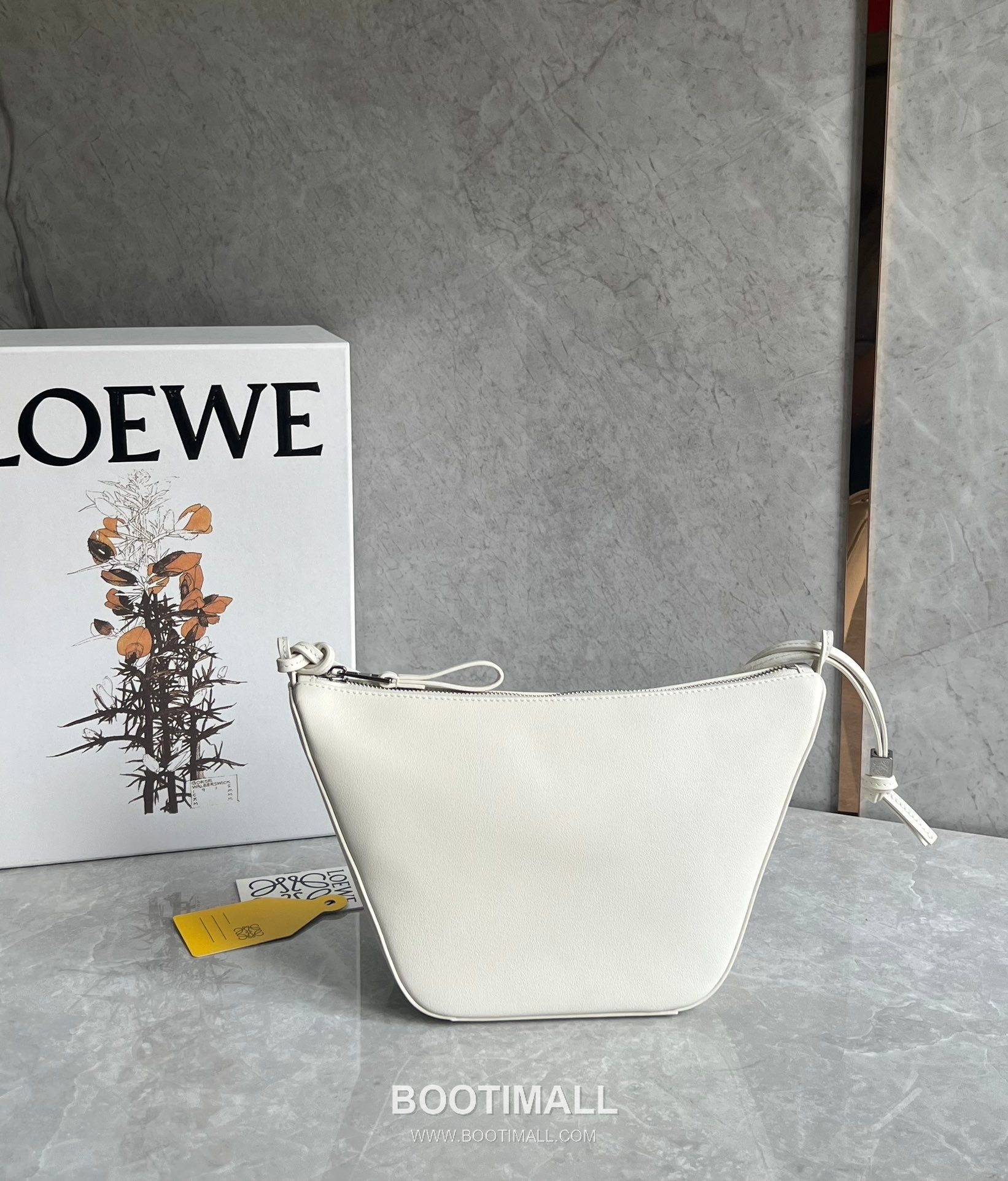 Loewe Hammock Calfskin Leather Hobo Shoulder Bag 263317 로에베 해먹 카프스킨 레더 호보 숄더 크로스백 28cm 12