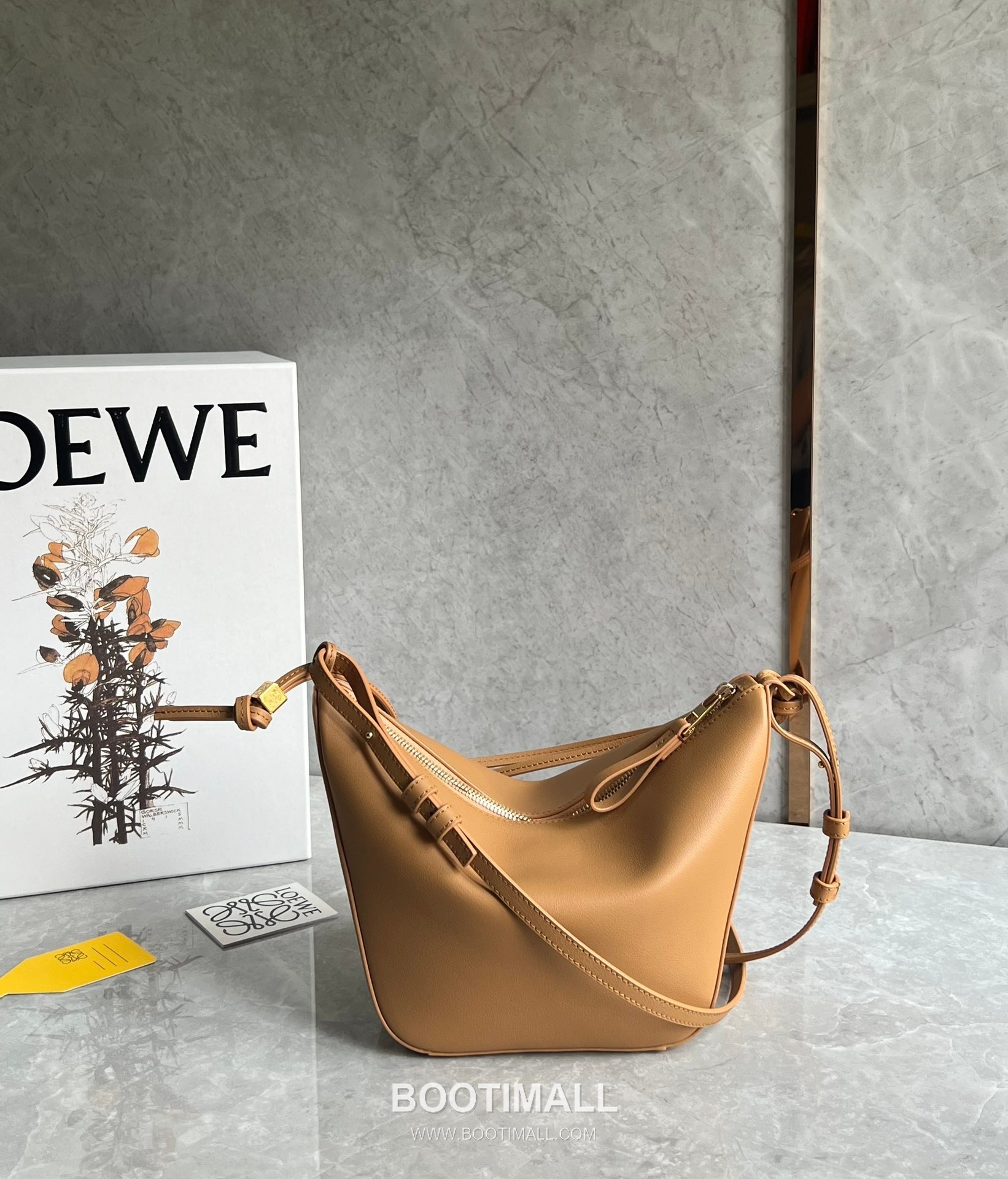 Loewe Hammock Calfskin Leather Hobo Shoulder Bag 263317 로에베 해먹 카프스킨 레더 호보 숄더 크로스백 28cm 1
