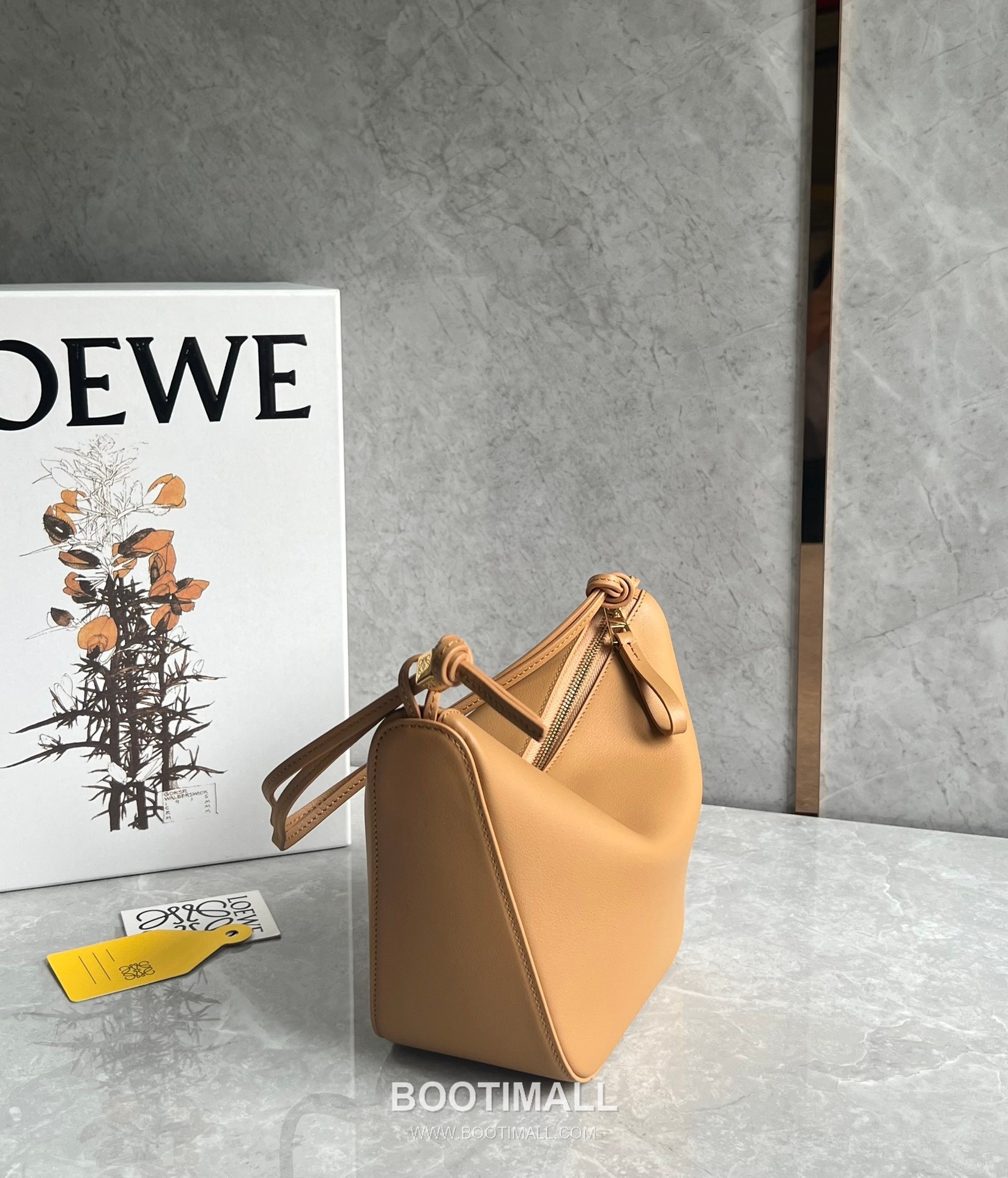 Loewe Hammock Calfskin Leather Hobo Shoulder Bag 263317 로에베 해먹 카프스킨 레더 호보 숄더 크로스백 28cm 2