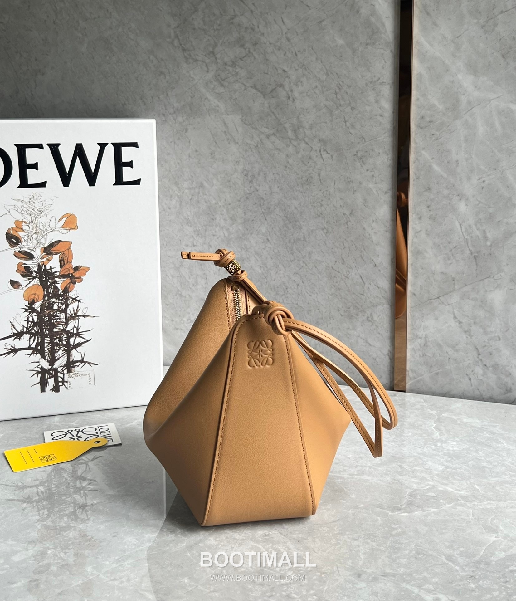 Loewe Hammock Calfskin Leather Hobo Shoulder Bag 263317 로에베 해먹 카프스킨 레더 호보 숄더 크로스백 28cm 3