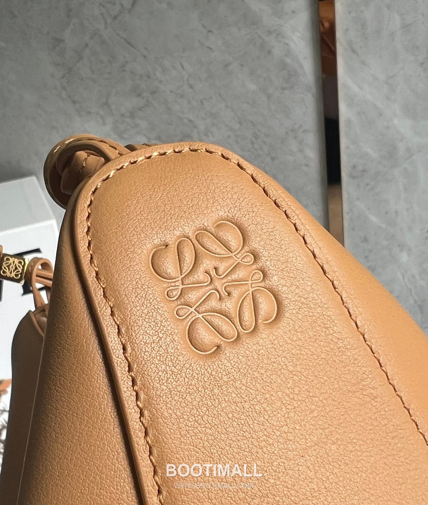 Loewe Hammock Calfskin Leather Hobo Shoulder Bag 263317 로에베 해먹 카프스킨 레더 호보 숄더 크로스백 28cm 4