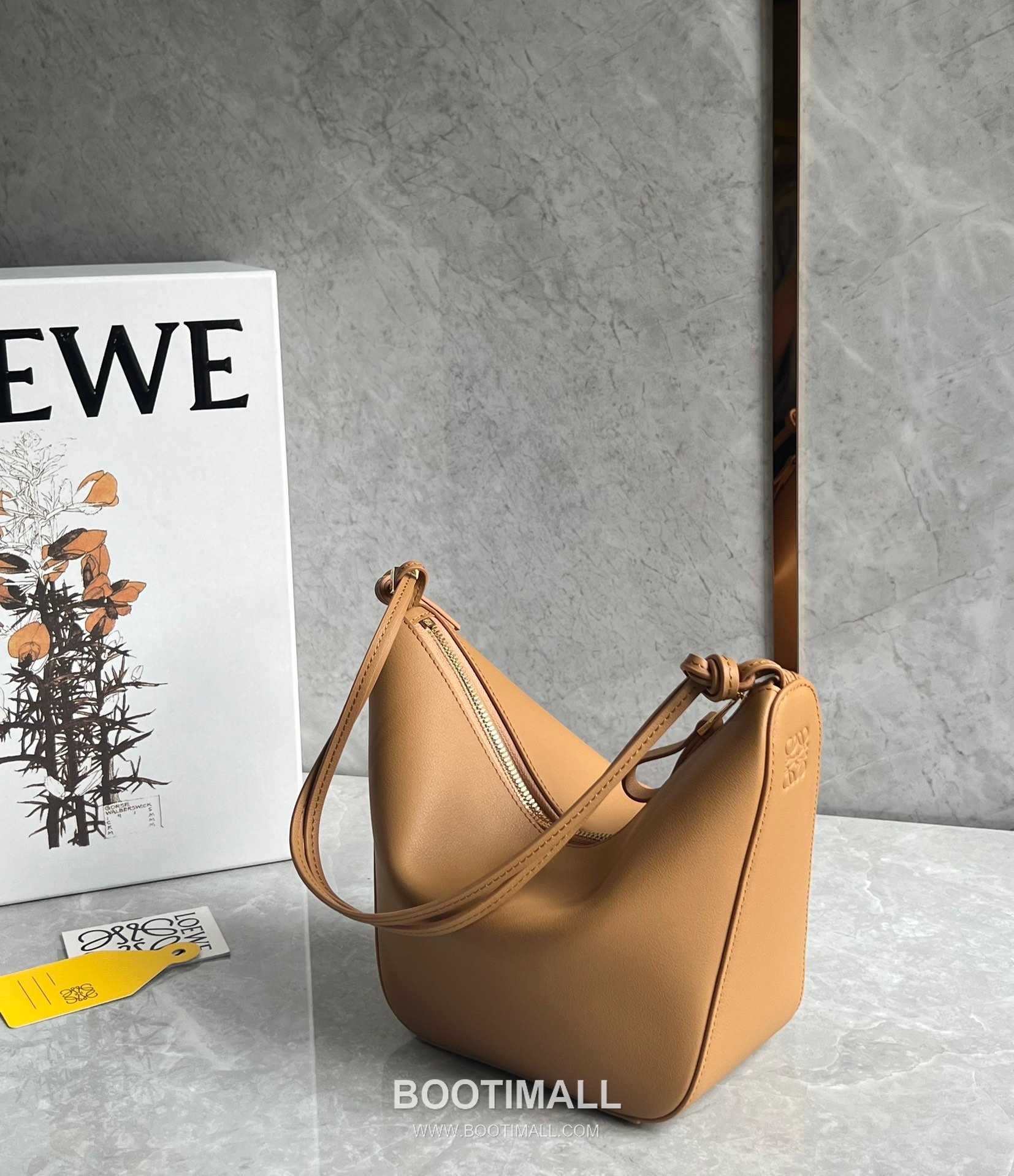 Loewe Hammock Calfskin Leather Hobo Shoulder Bag 263317 로에베 해먹 카프스킨 레더 호보 숄더 크로스백 28cm 9