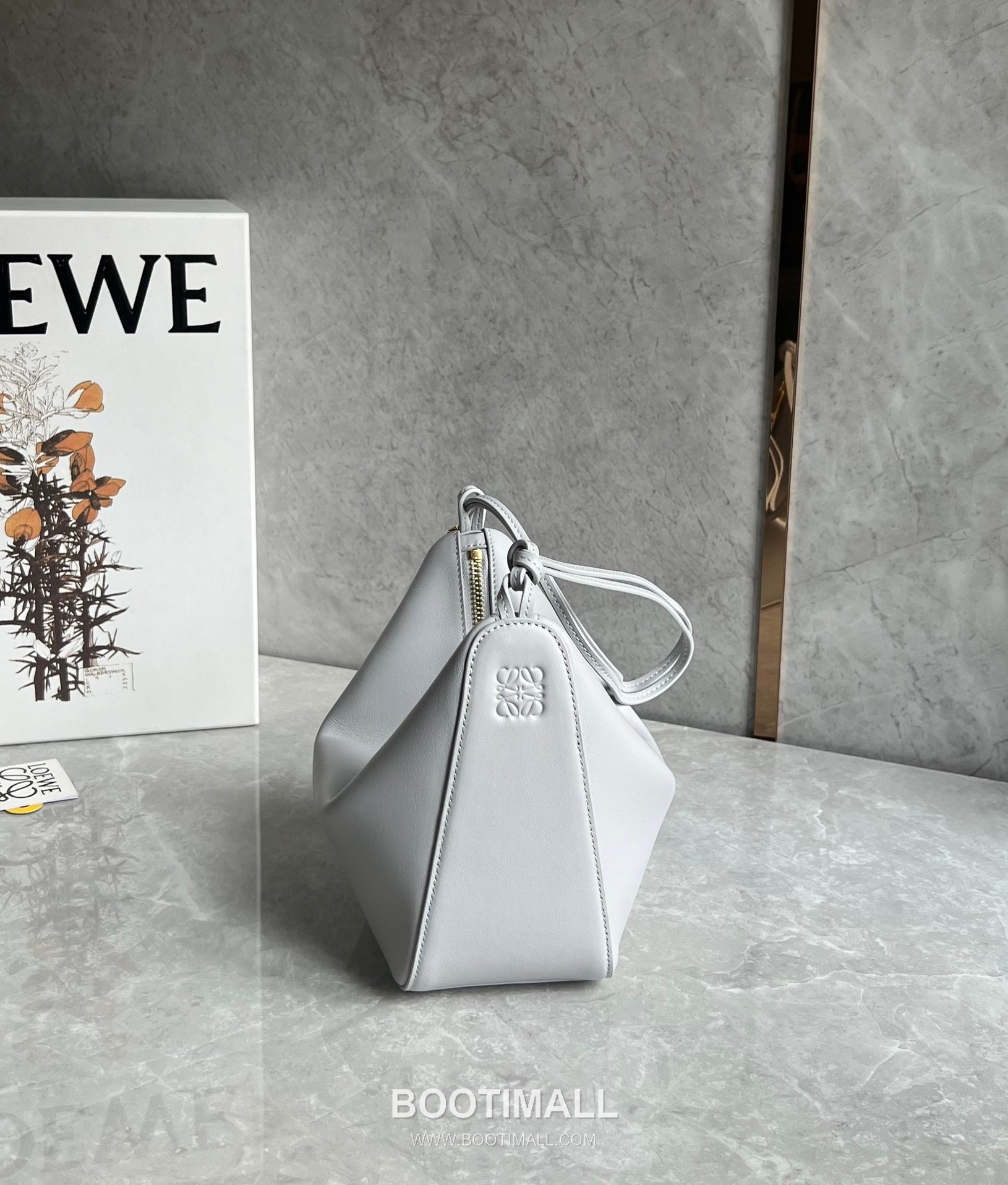 Loewe Hammock Calfskin Leather Hobo Shoulder Bag 263317 로에베 해먹 카프스킨 레더 호보 숄더 크로스백 28cm 2