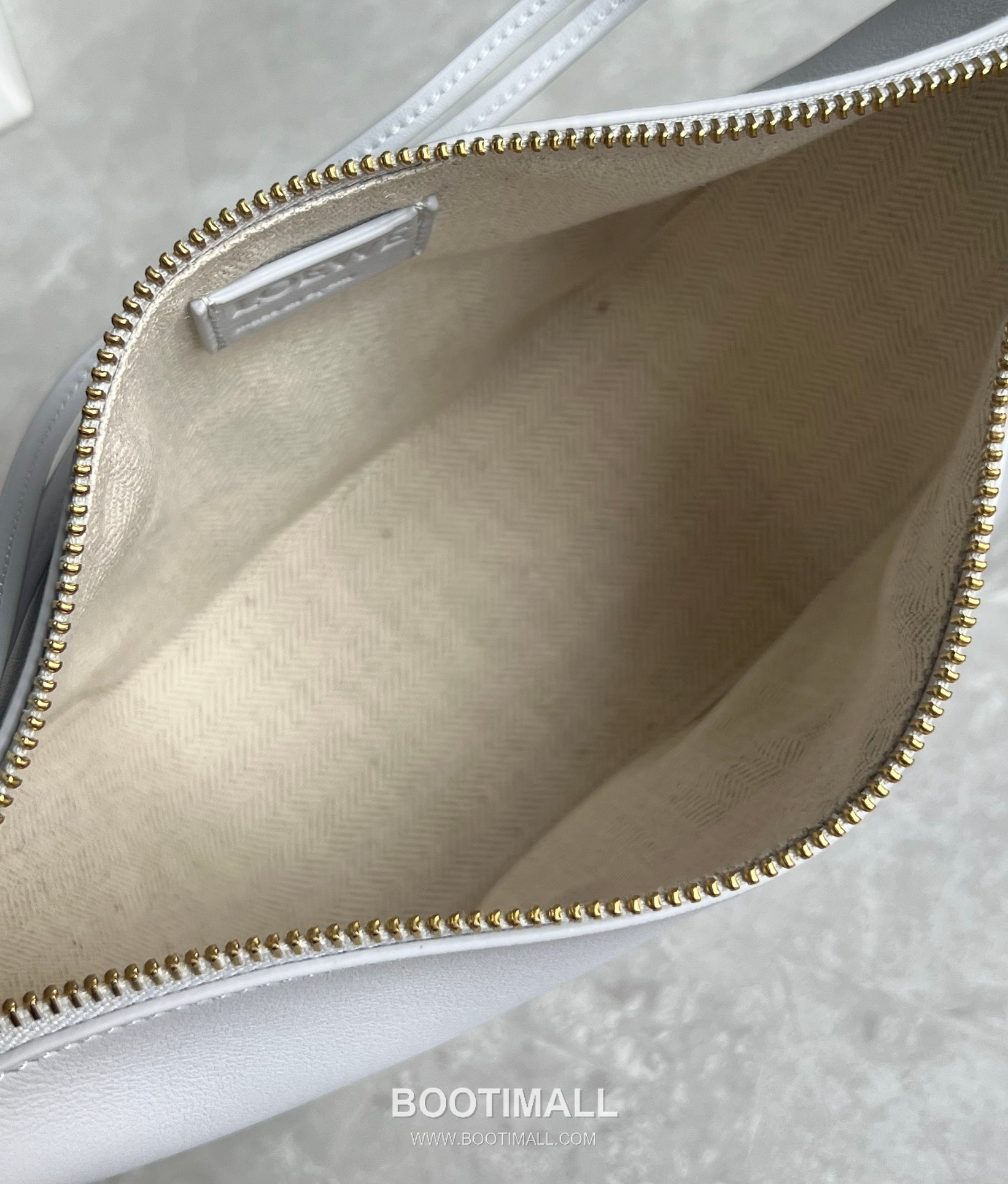 Loewe Hammock Calfskin Leather Hobo Shoulder Bag 263317 로에베 해먹 카프스킨 레더 호보 숄더 크로스백 28cm 5