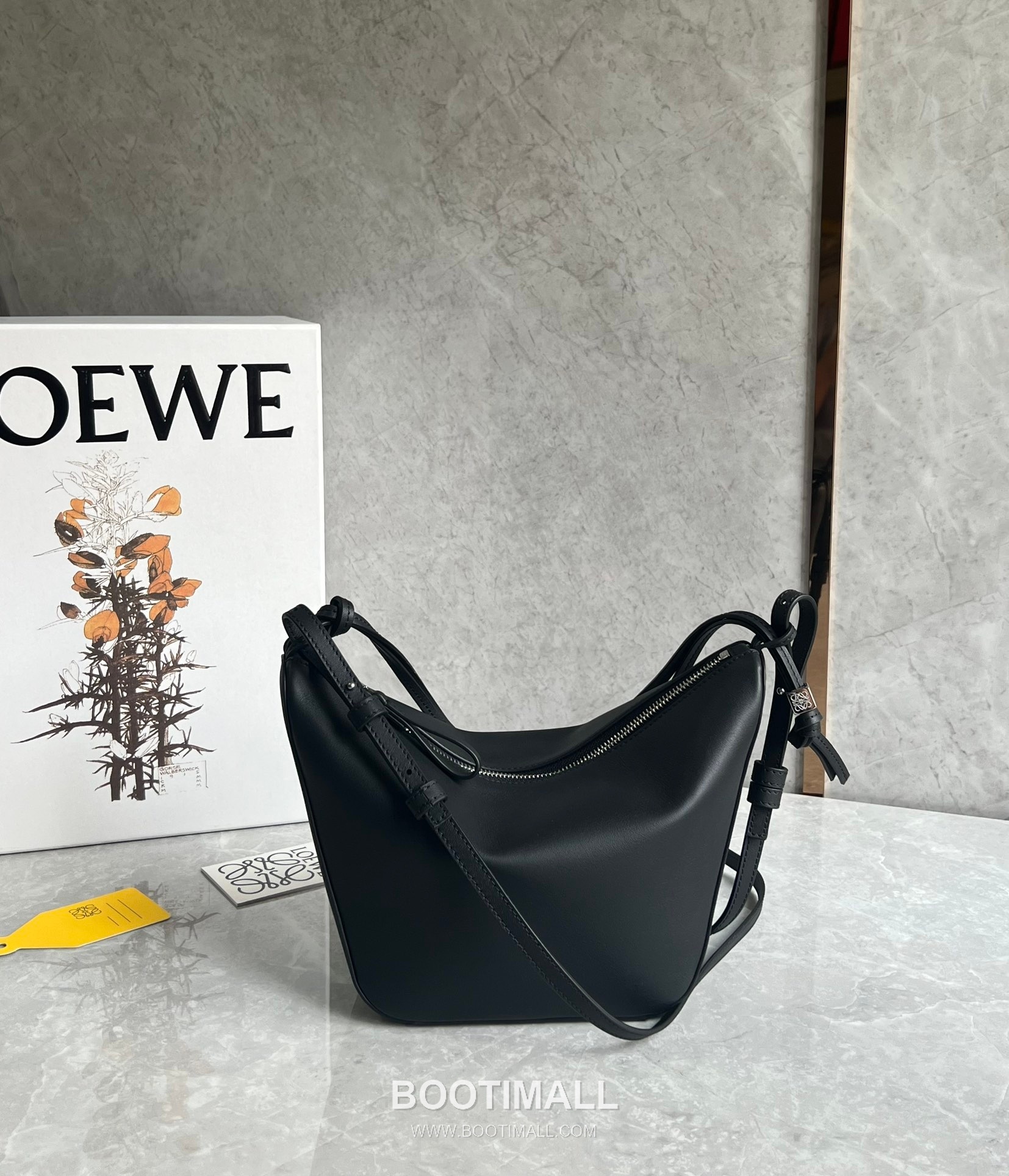Loewe Hammock Calfskin Leather Hobo Shoulder Bag 263317 로에베 해먹 카프스킨 레더 호보 숄더 크로스백 28cm 1