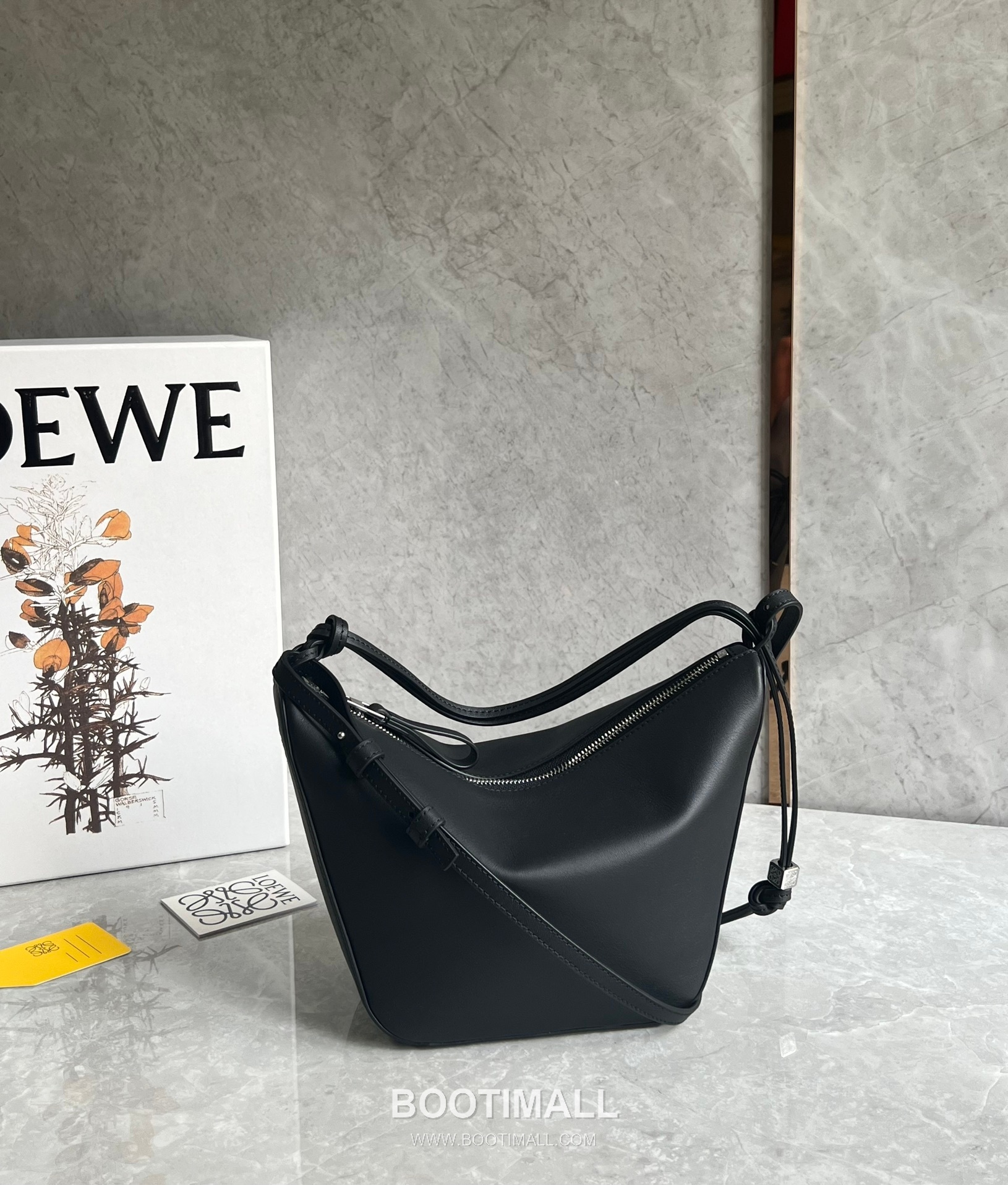 Loewe Hammock Calfskin Leather Hobo Shoulder Bag 263317 로에베 해먹 카프스킨 레더 호보 숄더 크로스백 28cm 2