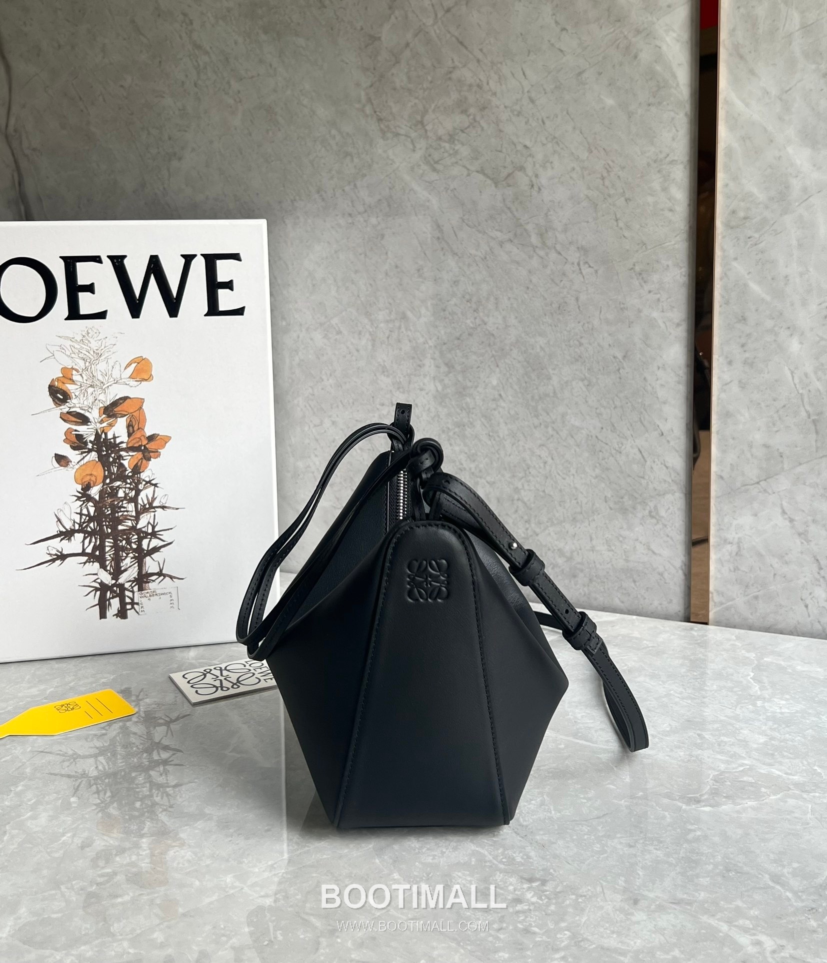 Loewe Hammock Calfskin Leather Hobo Shoulder Bag 263317 로에베 해먹 카프스킨 레더 호보 숄더 크로스백 28cm 3