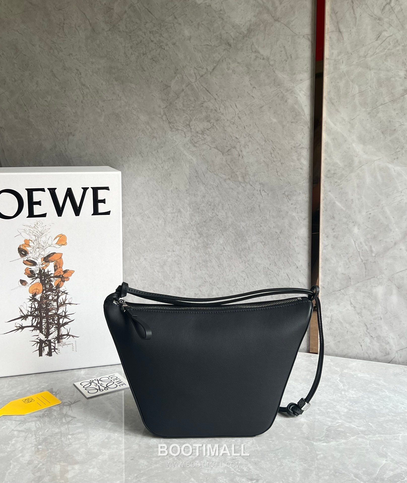 Loewe Hammock Calfskin Leather Hobo Shoulder Bag 263317 로에베 해먹 카프스킨 레더 호보 숄더 크로스백 28cm 4