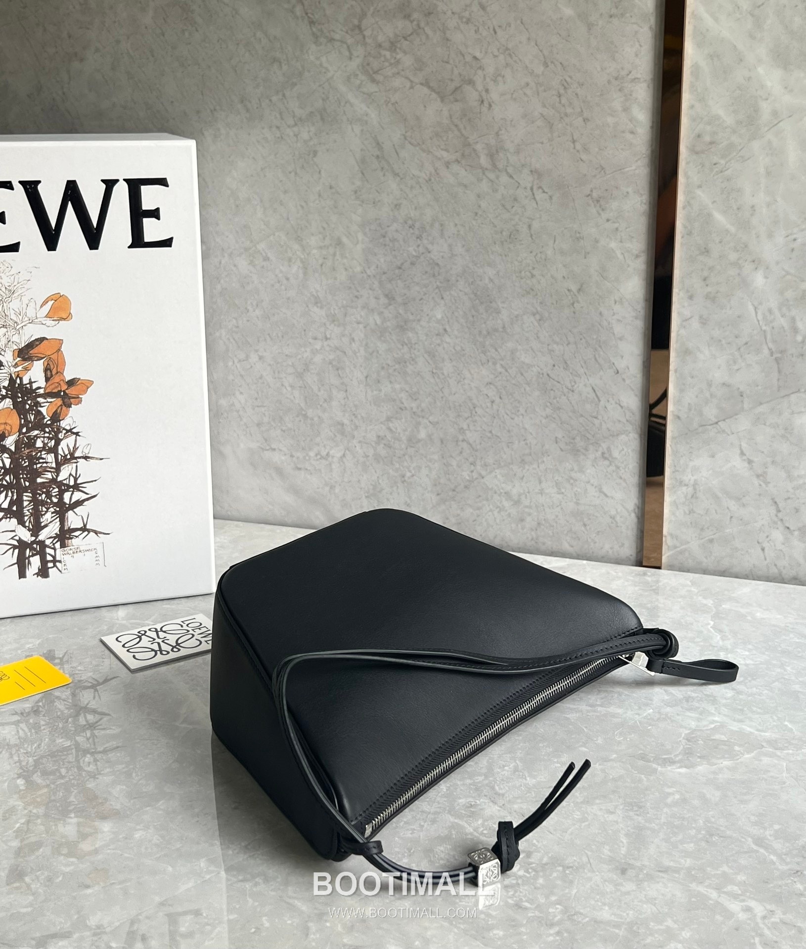 Loewe Hammock Calfskin Leather Hobo Shoulder Bag 263317 로에베 해먹 카프스킨 레더 호보 숄더 크로스백 28cm 7