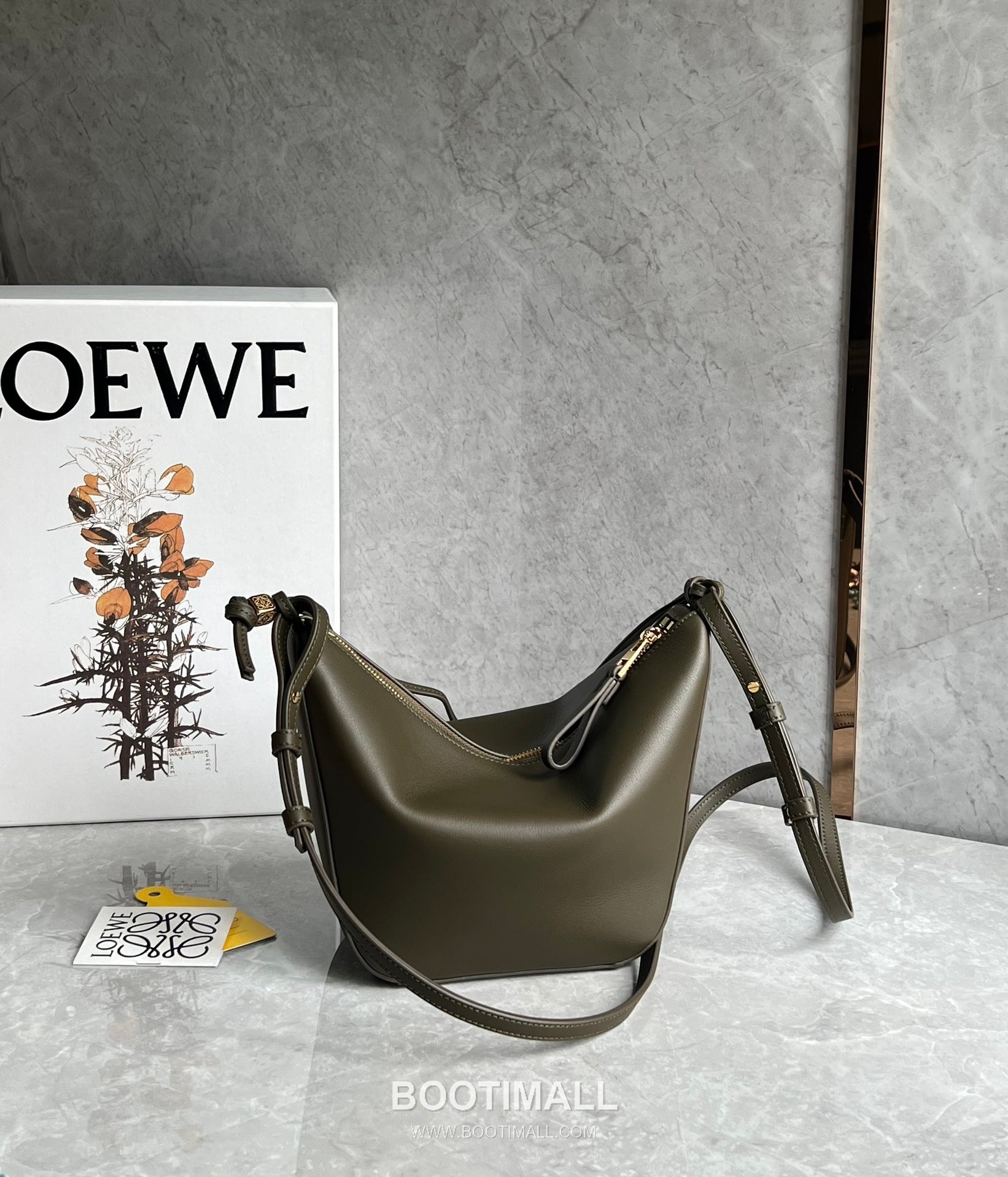 Loewe Hammock Calfskin Leather Hobo Shoulder Bag 263317 로에베 해먹 카프스킨 레더 호보 숄더 크로스백 28cm 1