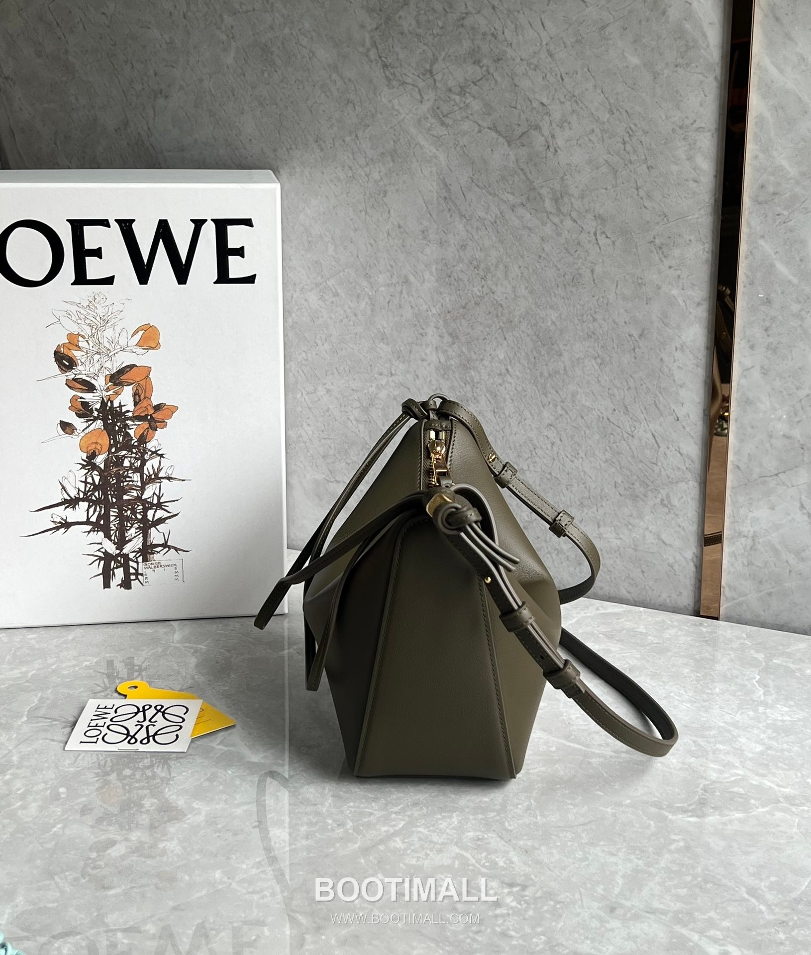 Loewe Hammock Calfskin Leather Hobo Shoulder Bag 263317 로에베 해먹 카프스킨 레더 호보 숄더 크로스백 28cm 2