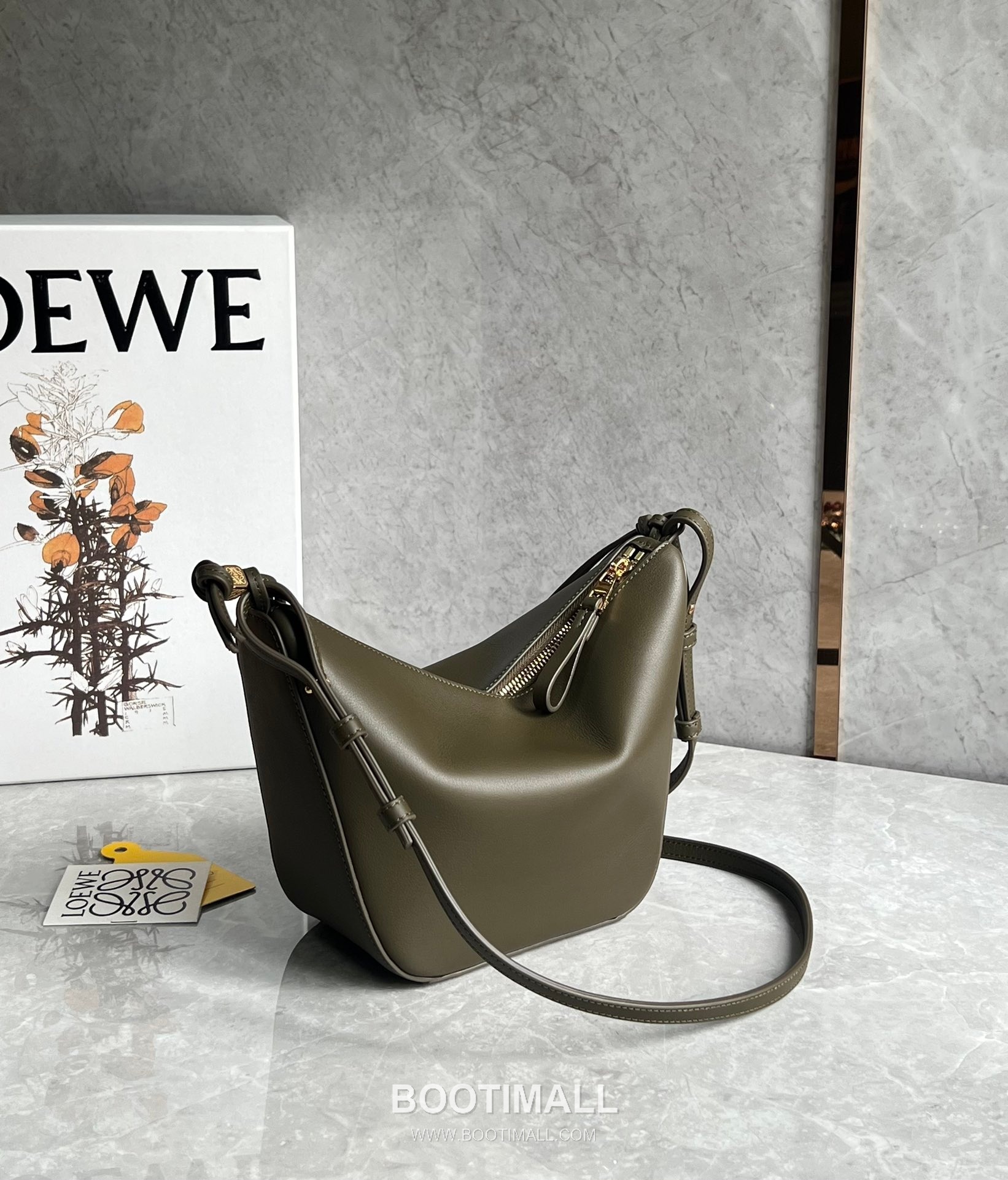 Loewe Hammock Calfskin Leather Hobo Shoulder Bag 263317 로에베 해먹 카프스킨 레더 호보 숄더 크로스백 28cm 3