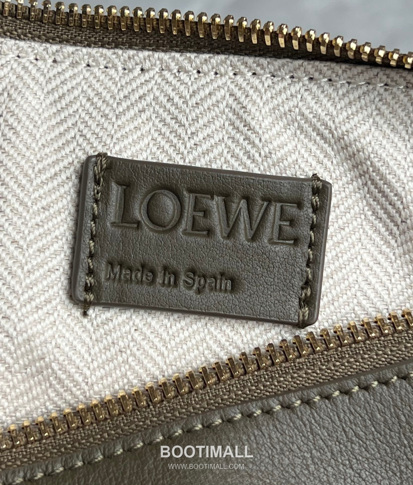 Loewe Hammock Calfskin Leather Hobo Shoulder Bag 263317 로에베 해먹 카프스킨 레더 호보 숄더 크로스백 28cm 9