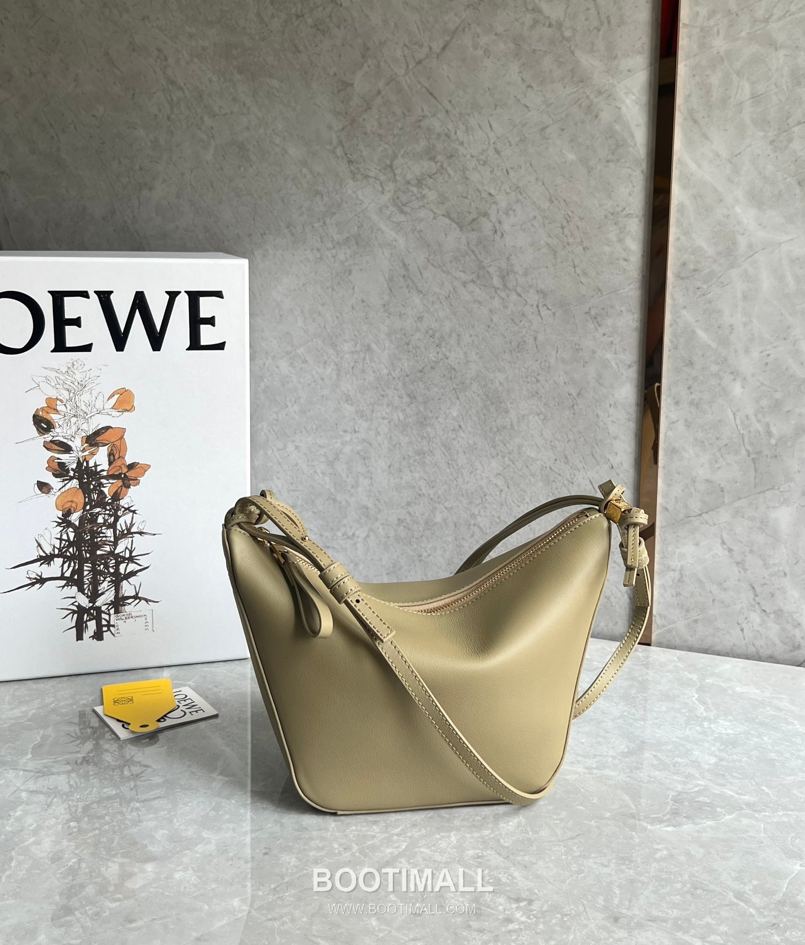 Loewe Hammock Calfskin Leather Hobo Shoulder Bag 263317 로에베 해먹 카프스킨 레더 호보 숄더 크로스백 28cm 1