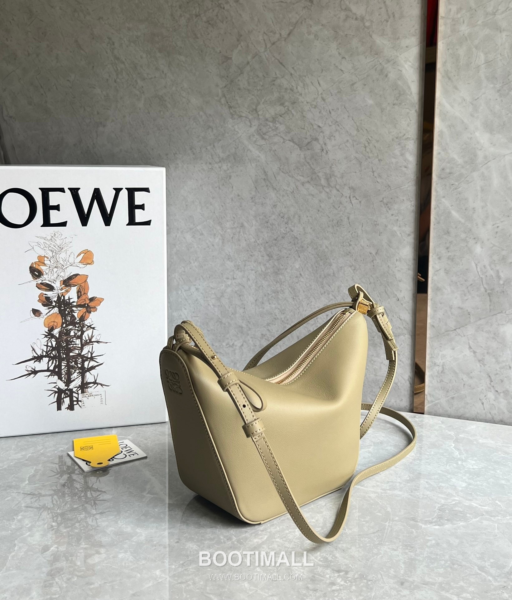 Loewe Hammock Calfskin Leather Hobo Shoulder Bag 263317 로에베 해먹 카프스킨 레더 호보 숄더 크로스백 28cm 2