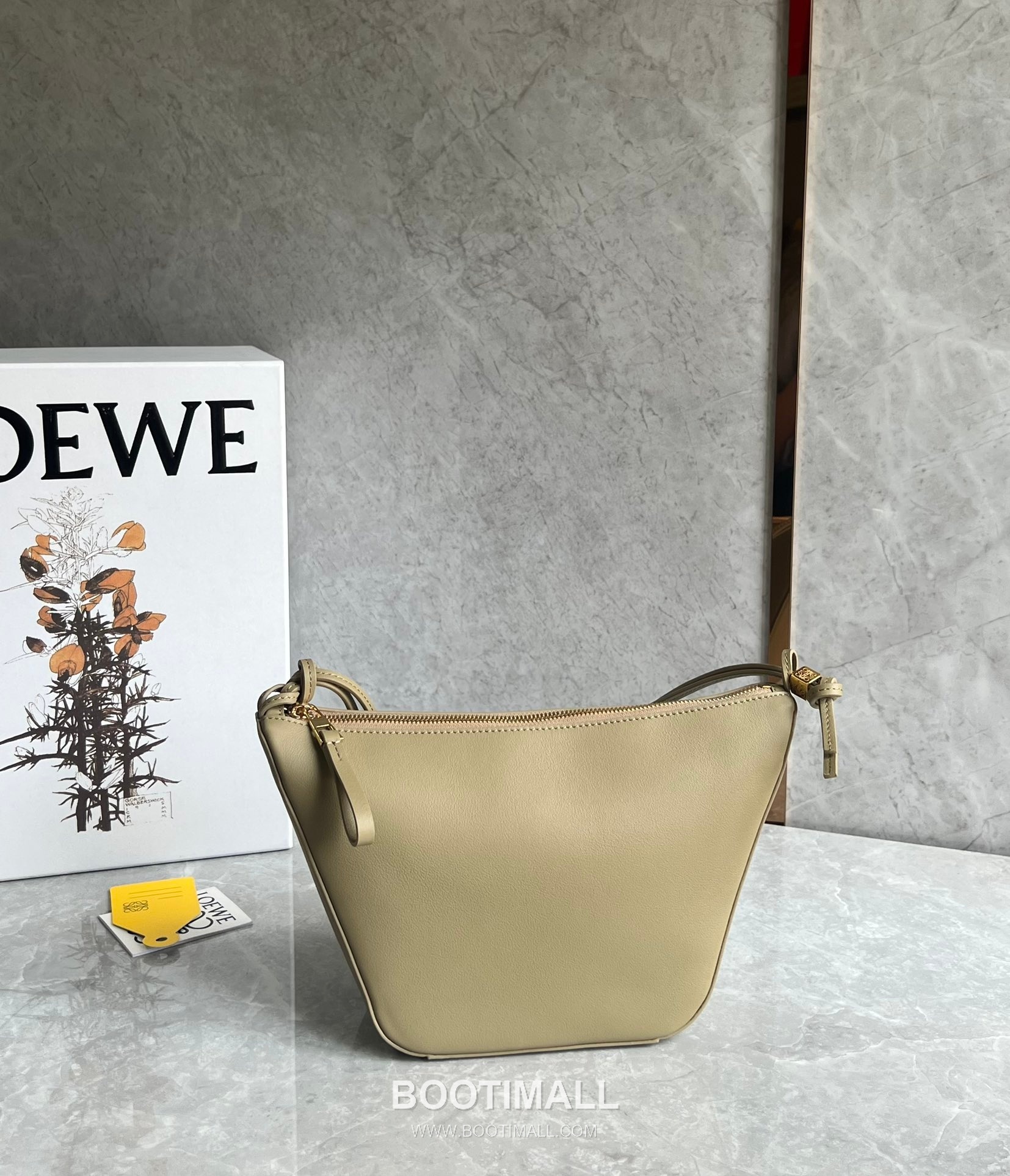 Loewe Hammock Calfskin Leather Hobo Shoulder Bag 263317 로에베 해먹 카프스킨 레더 호보 숄더 크로스백 28cm 3