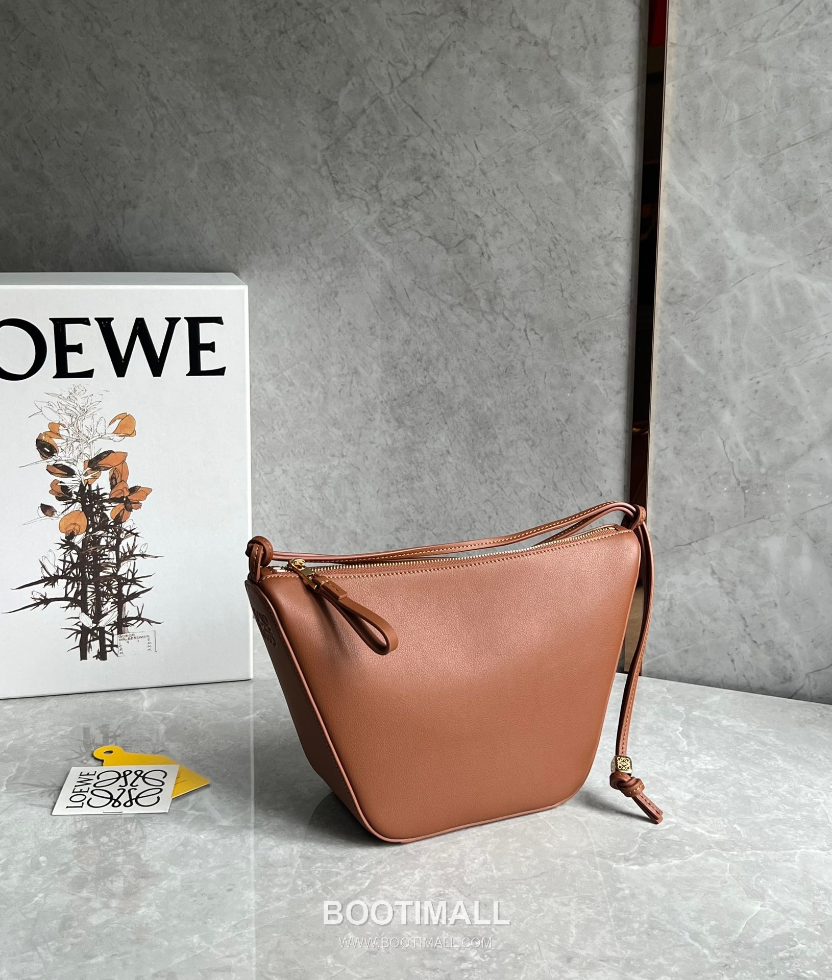 Loewe Hammock Calfskin Leather Hobo Shoulder Bag 263317 로에베 해먹 카프스킨 레더 호보 숄더 크로스백 28cm 7