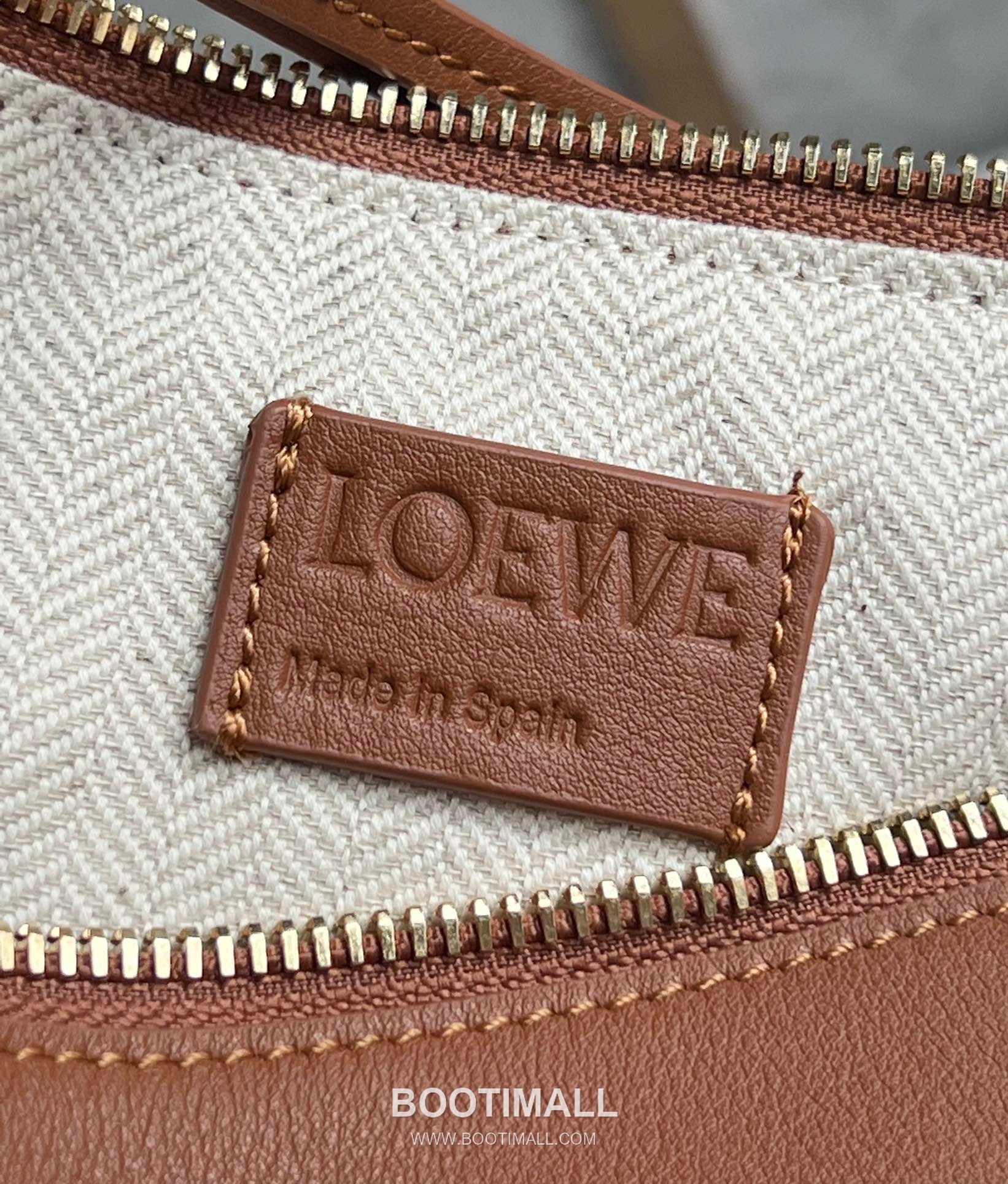 Loewe Hammock Calfskin Leather Hobo Shoulder Bag 263317 로에베 해먹 카프스킨 레더 호보 숄더 크로스백 28cm 12