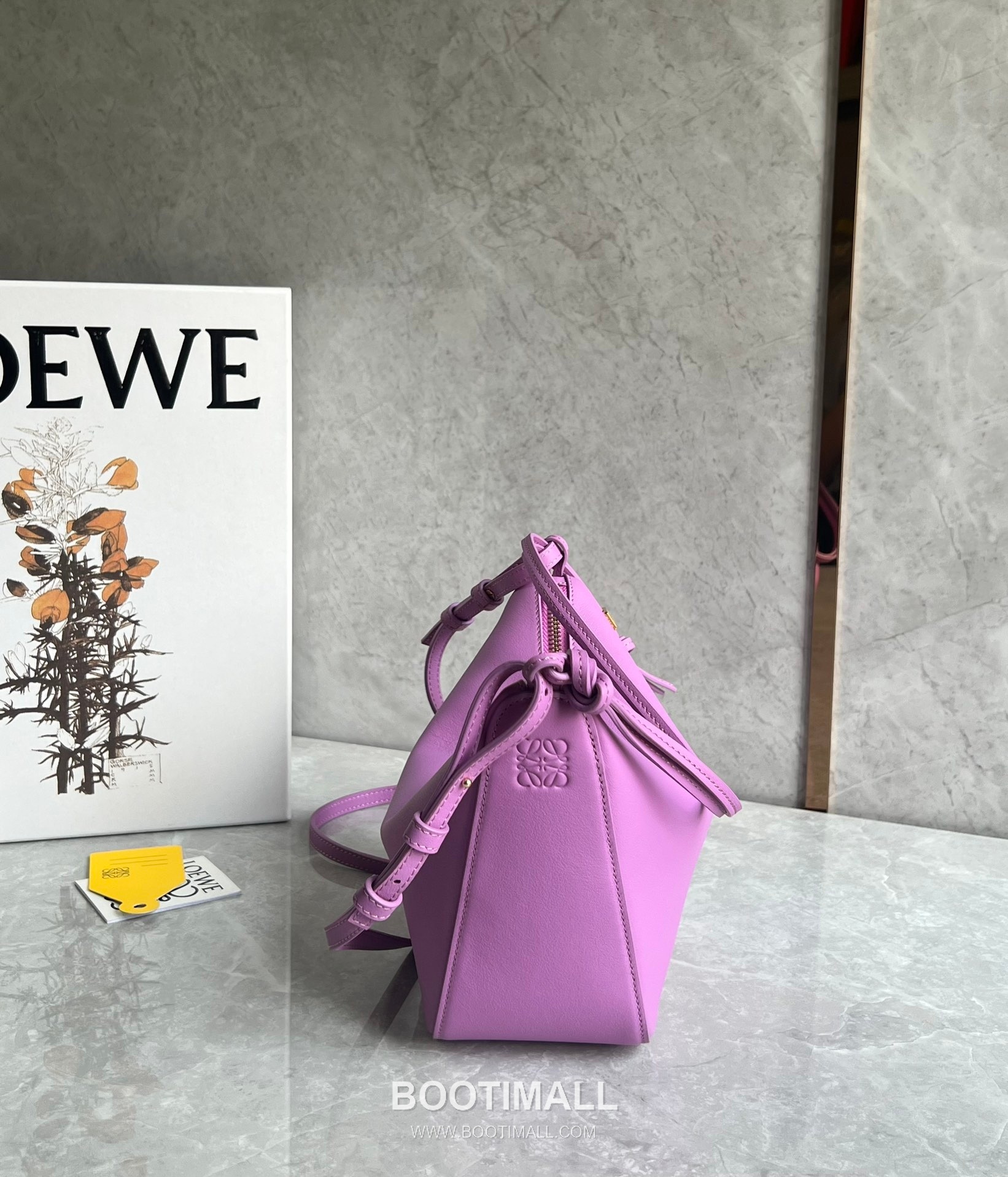 Loewe Hammock Calfskin Leather Hobo Shoulder Bag 263317 로에베 해먹 카프스킨 레더 호보 숄더 크로스백 28cm 11