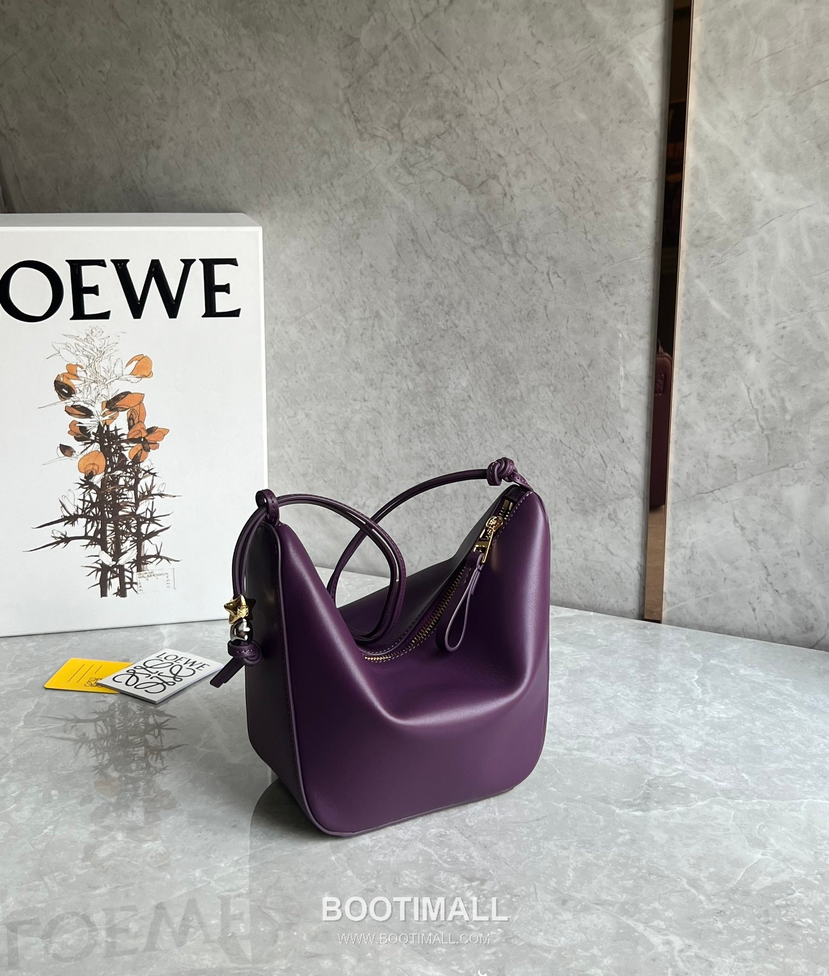 Loewe Hammock Calfskin Leather Hobo Shoulder Bag 263317 로에베 해먹 카프스킨 레더 호보 숄더 크로스백 28cm 12