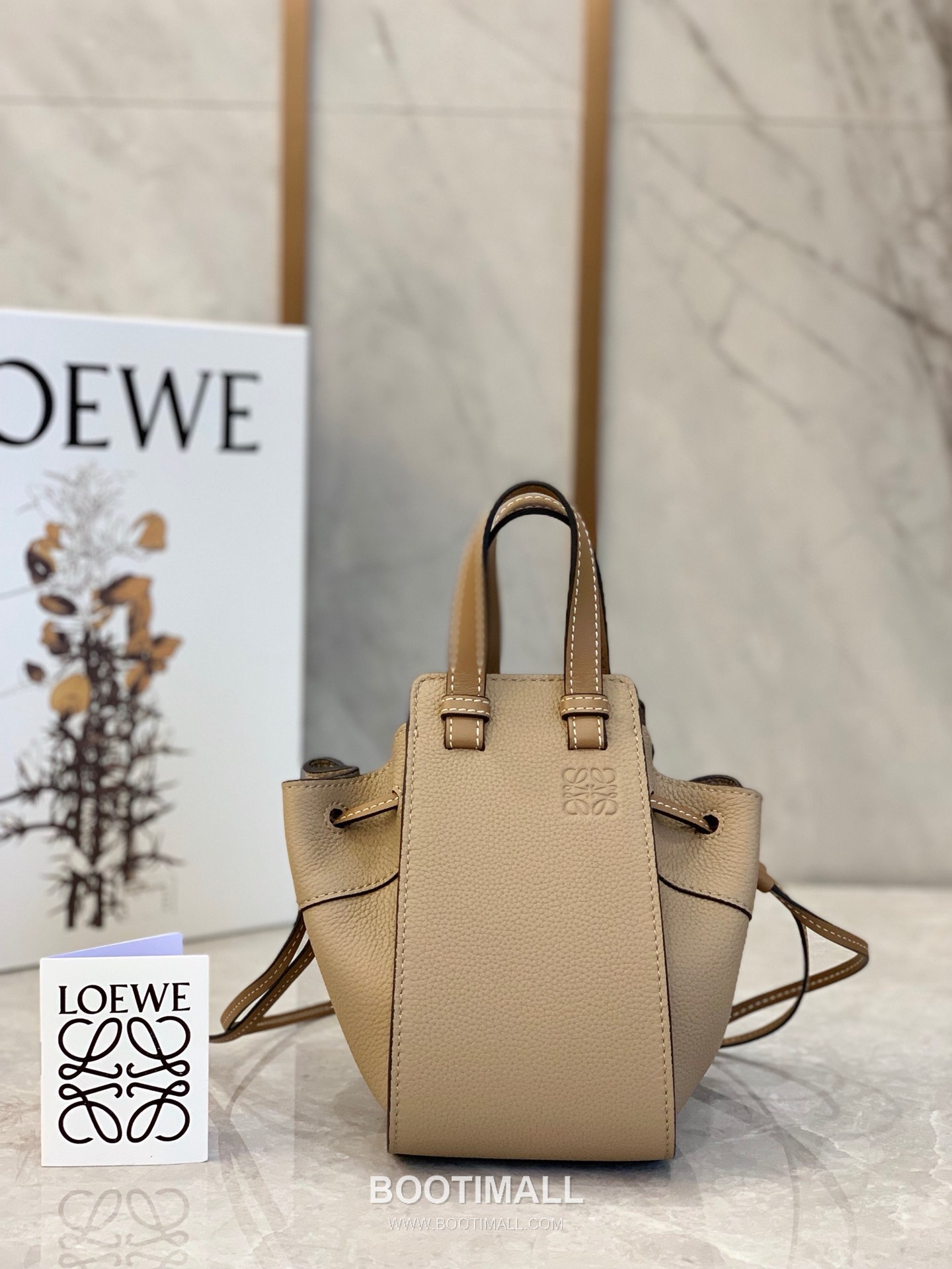 Loewe Mini Hammock Pebbled Calfskin Leather Drawstring Bag 10393 로에베 미니 해먹 페블드 카프스킨 드로스트링 숄더 크로스백 19cm 1