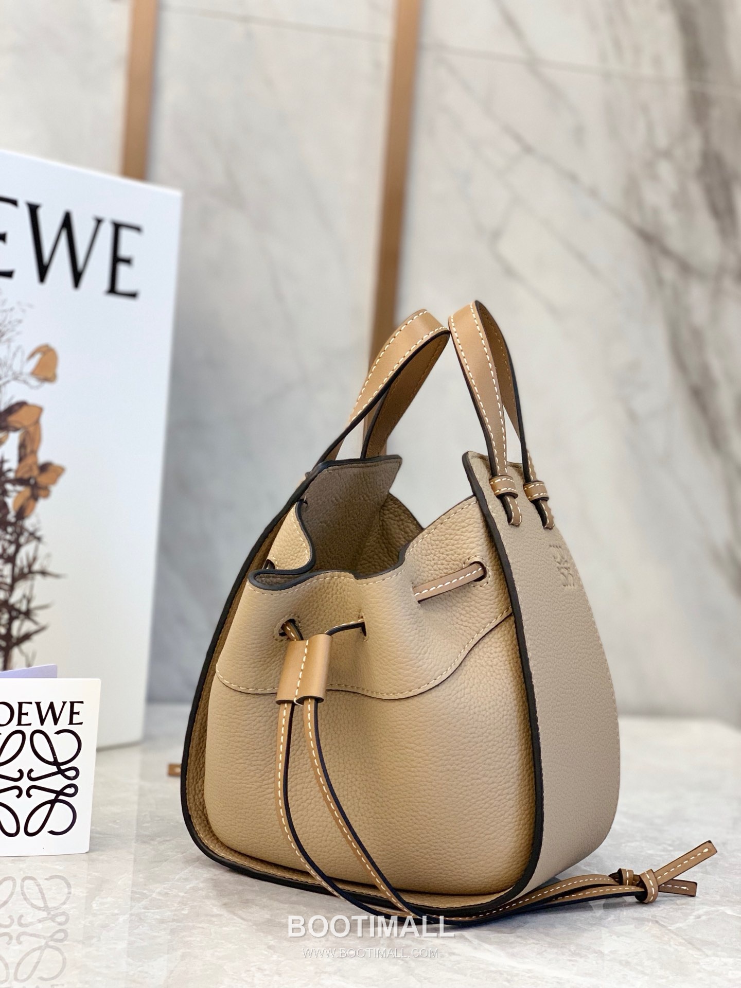 Loewe Mini Hammock Pebbled Calfskin Leather Drawstring Bag 10393 로에베 미니 해먹 페블드 카프스킨 드로스트링 숄더 크로스백 19cm 2
