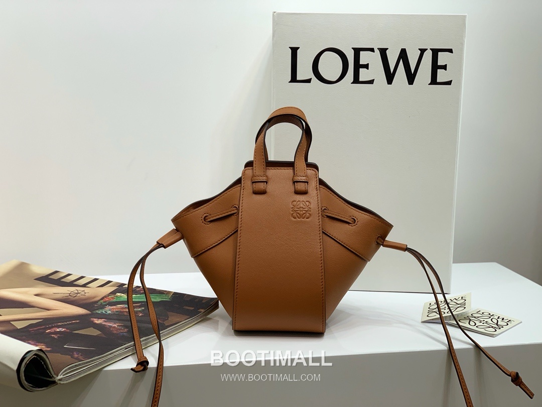Loewe Mini Hammock Pebbled Calfskin Leather Drawstring Bag 10393 로에베 미니 해먹 페블드 카프스킨 드로스트링 숄더 크로스백 19cm 2