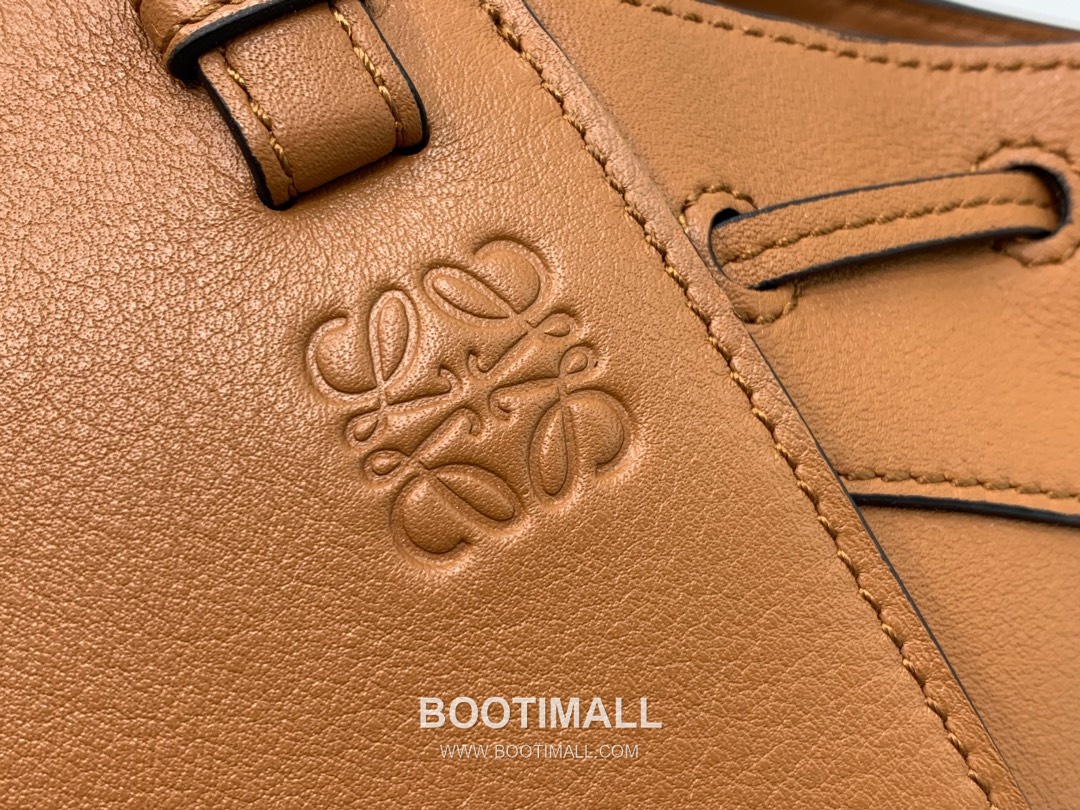 Loewe Mini Hammock Pebbled Calfskin Leather Drawstring Bag 10393 로에베 미니 해먹 페블드 카프스킨 드로스트링 숄더 크로스백 19cm 3