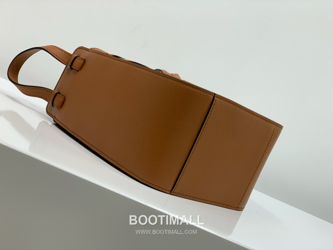 Loewe Mini Hammock Pebbled Calfskin Leather Drawstring Bag 10393 로에베 미니 해먹 페블드 카프스킨 드로스트링 숄더 크로스백 19cm 5