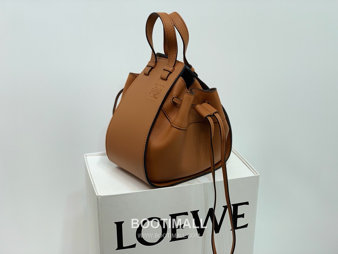 Loewe Mini Hammock Pebbled Calfskin Leather Drawstring Bag 10393 로에베 미니 해먹 페블드 카프스킨 드로스트링 숄더 크로스백 19cm 6